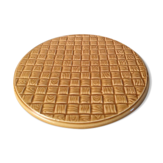 Yellow trivet with ceramic grid patterns
