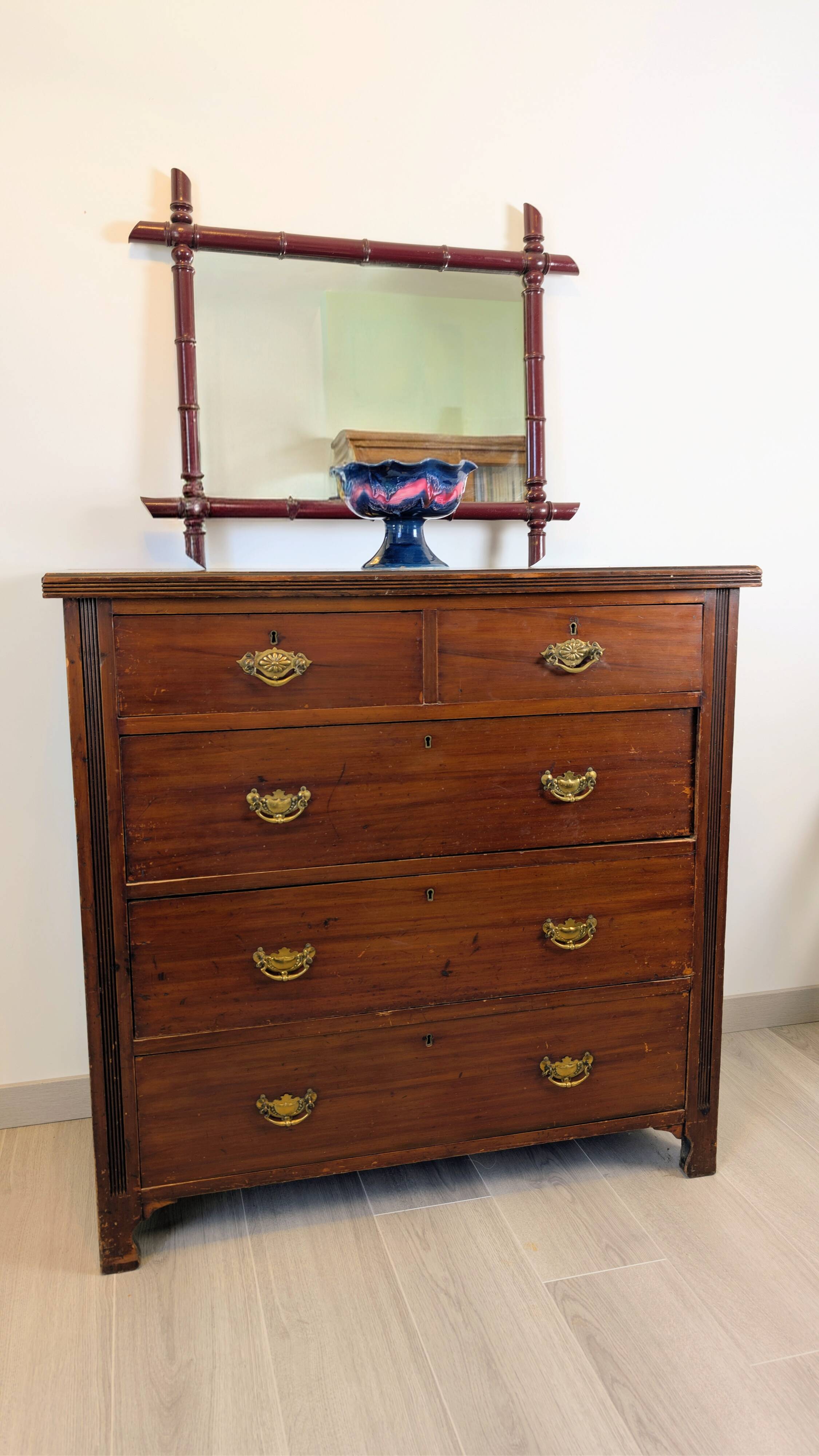 19th-century English commode in mahogany, with an antique patina and classic elegance.