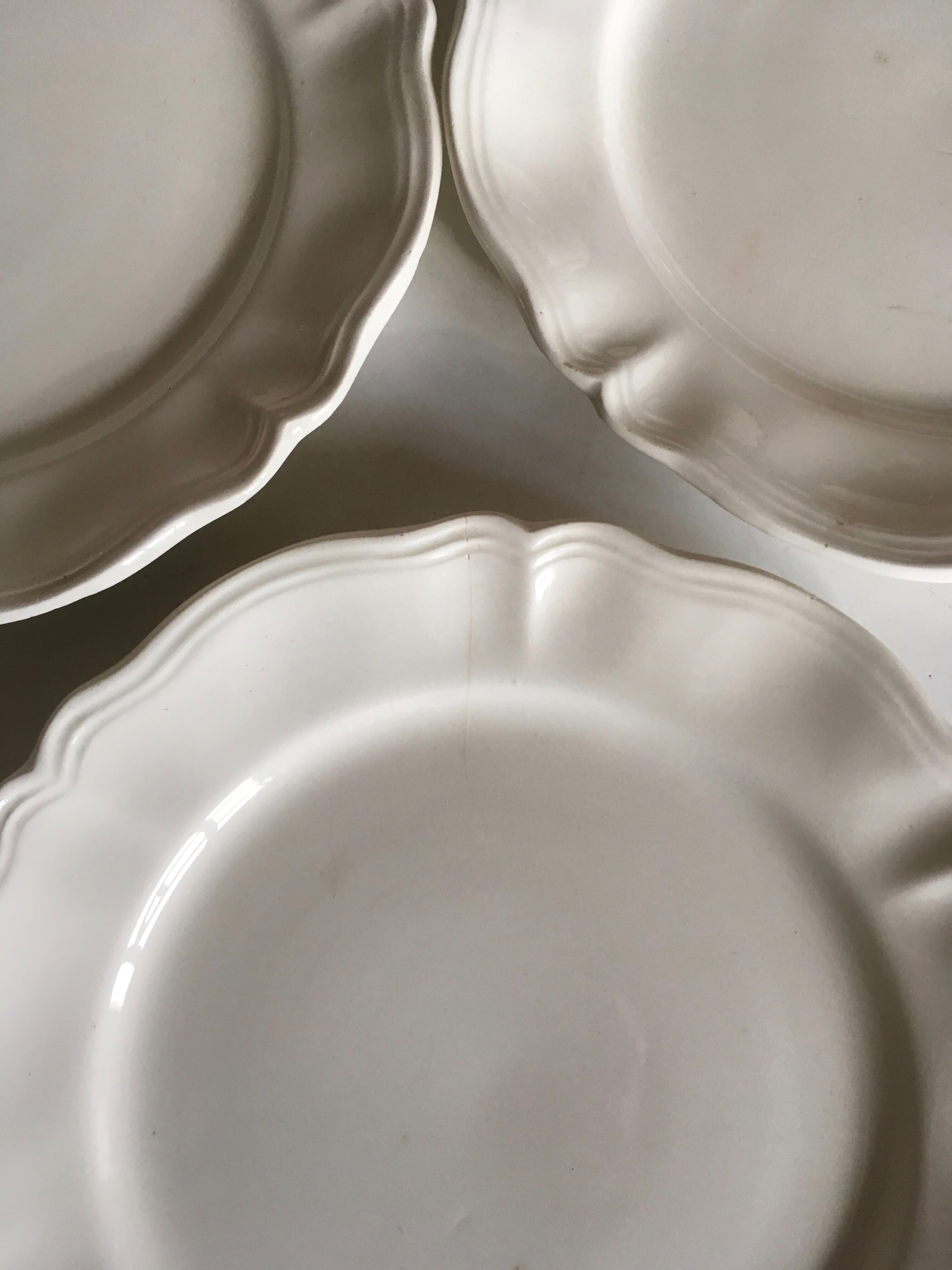 8 Sarreguemines ivory plates to gadroons 20cm