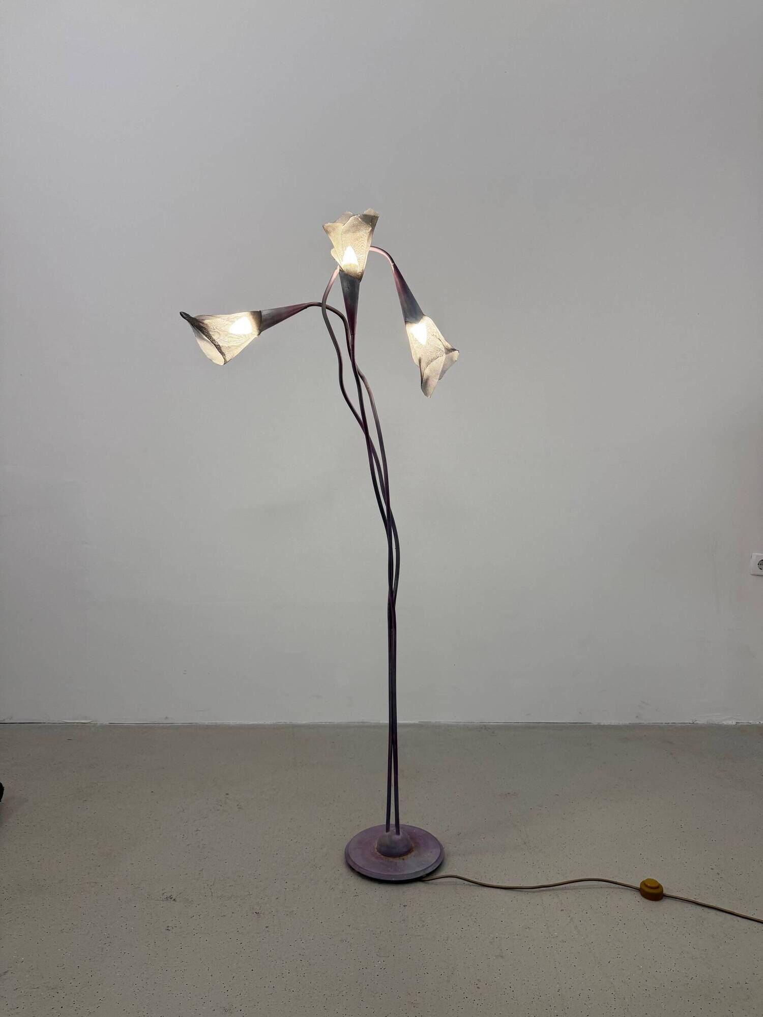 Lampadaire artisanal en métal patiné, années 1980
