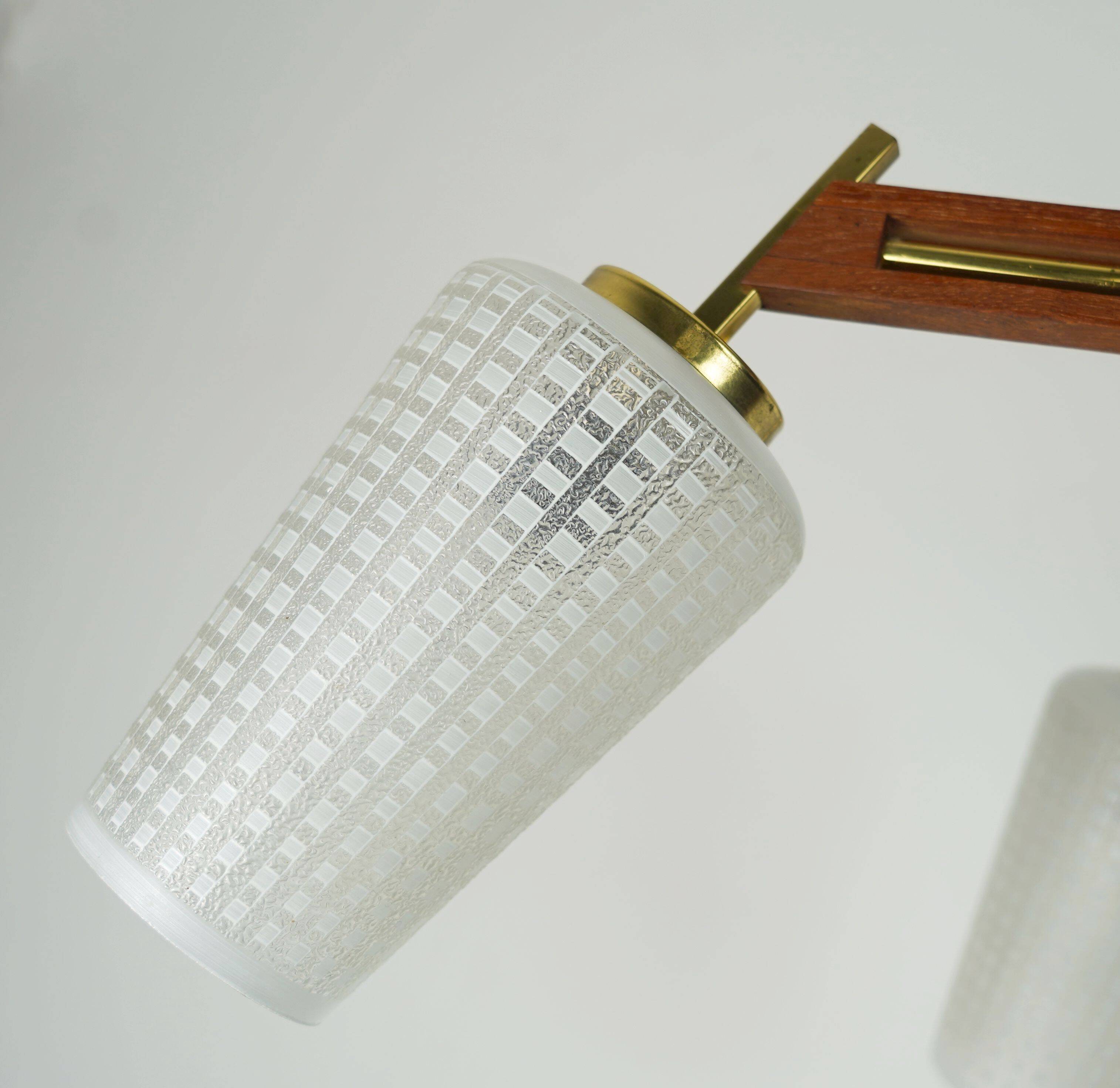 Lustre en teck, laiton et verre à 8 lumières de style sputnik des années 1960.