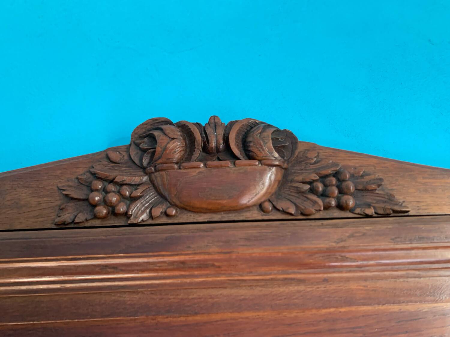 Antique carved solid wood buffet mirror, late 19th century.