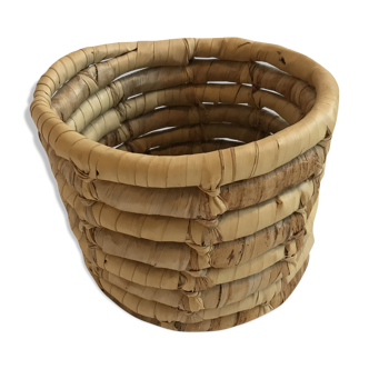 Basket / cache pot in banana leaf