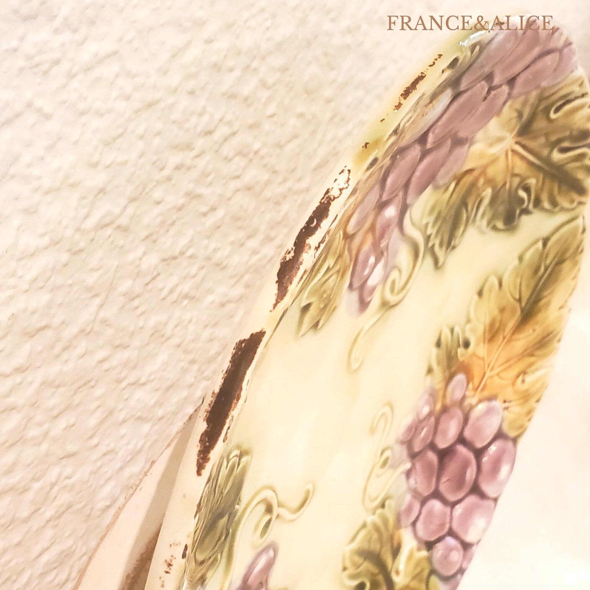 Antique slip plate – Vine leaves and bunches of grapes