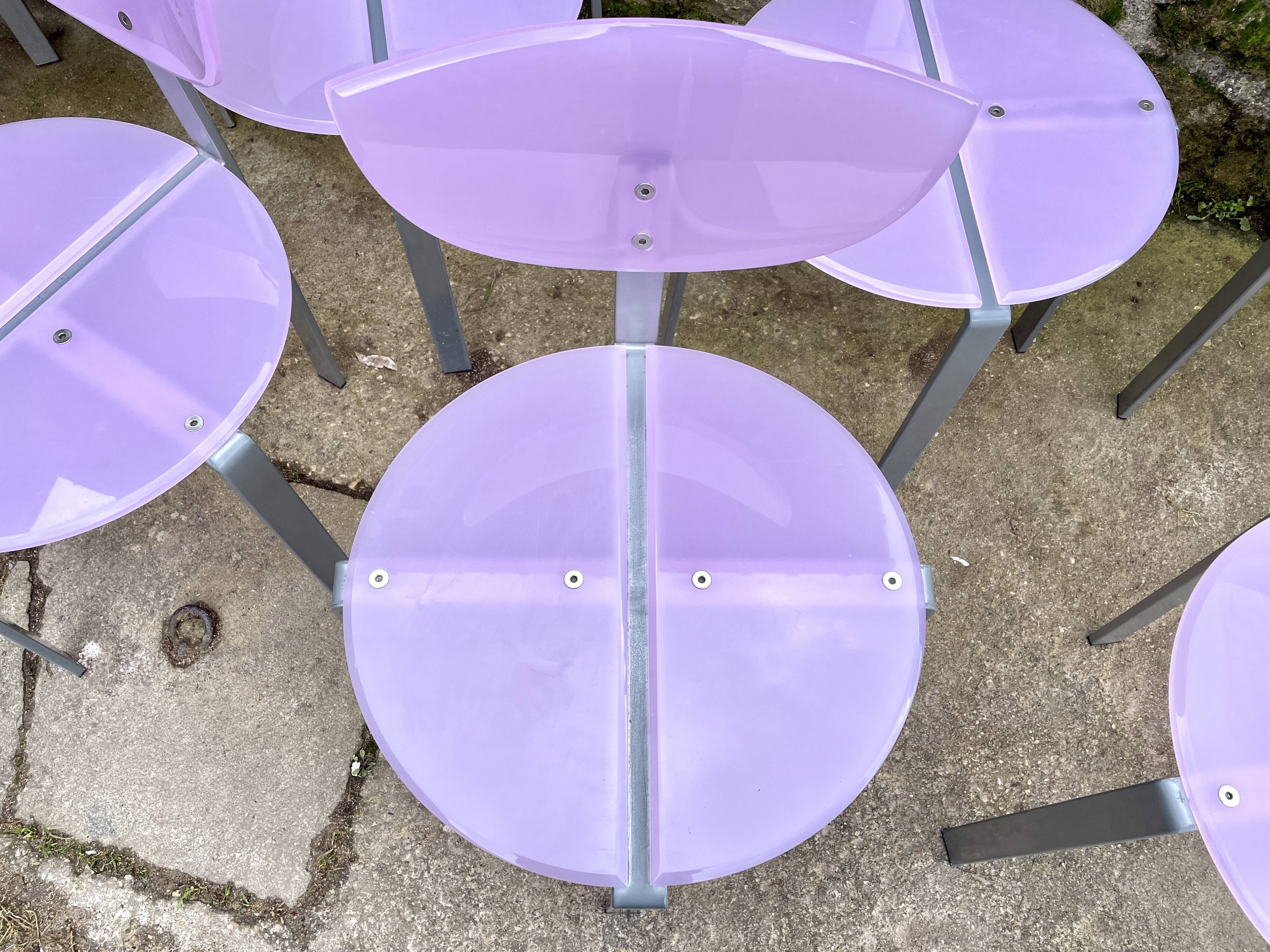 Serie de 8 chaises design en plexiglas parme