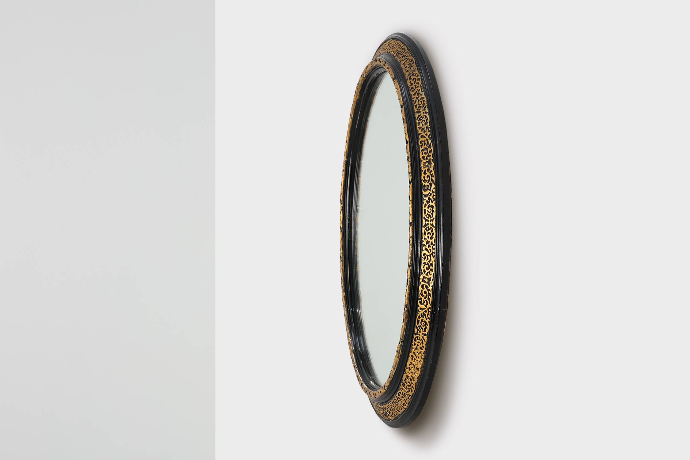 Miroir ovale néoclassique français en noir et or, 20e siècle