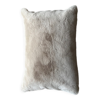 Coussin en fourrure beige