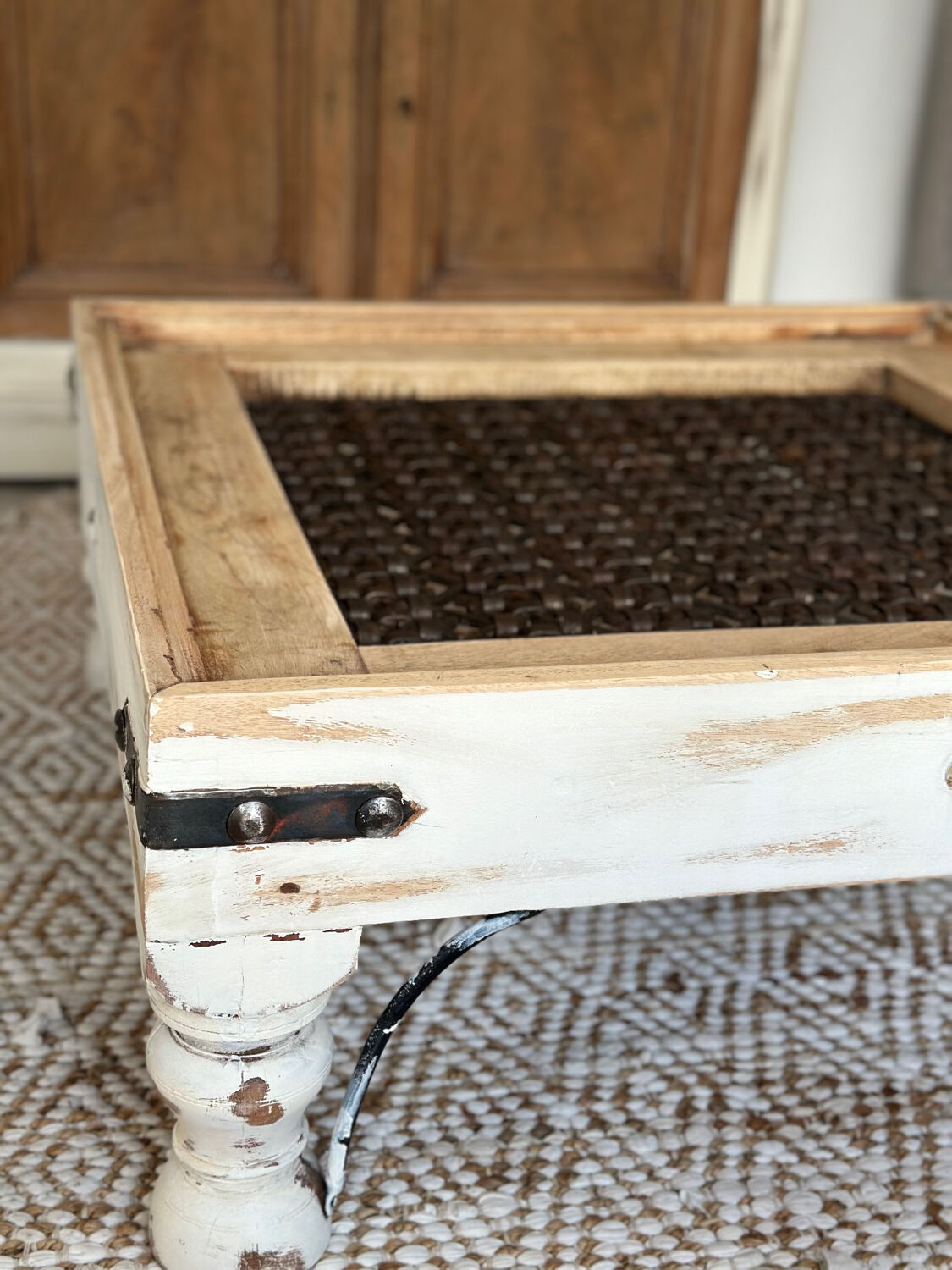 Wood and woven steel coffee table – Dual decorative use