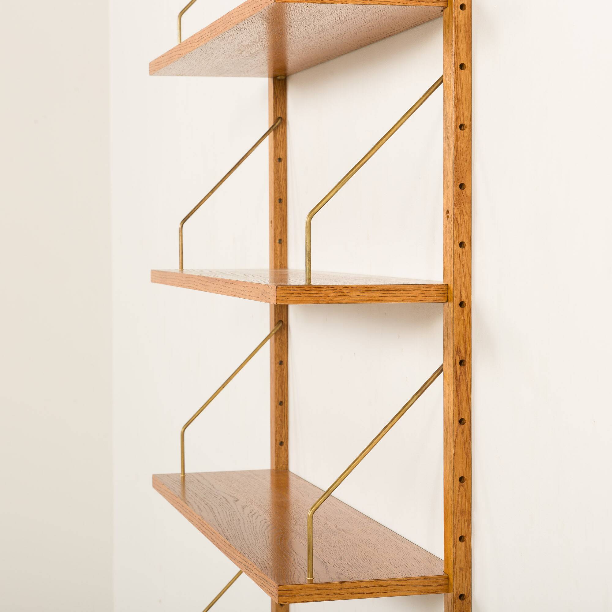Étagère scandinave des années 60 en chêne doré.