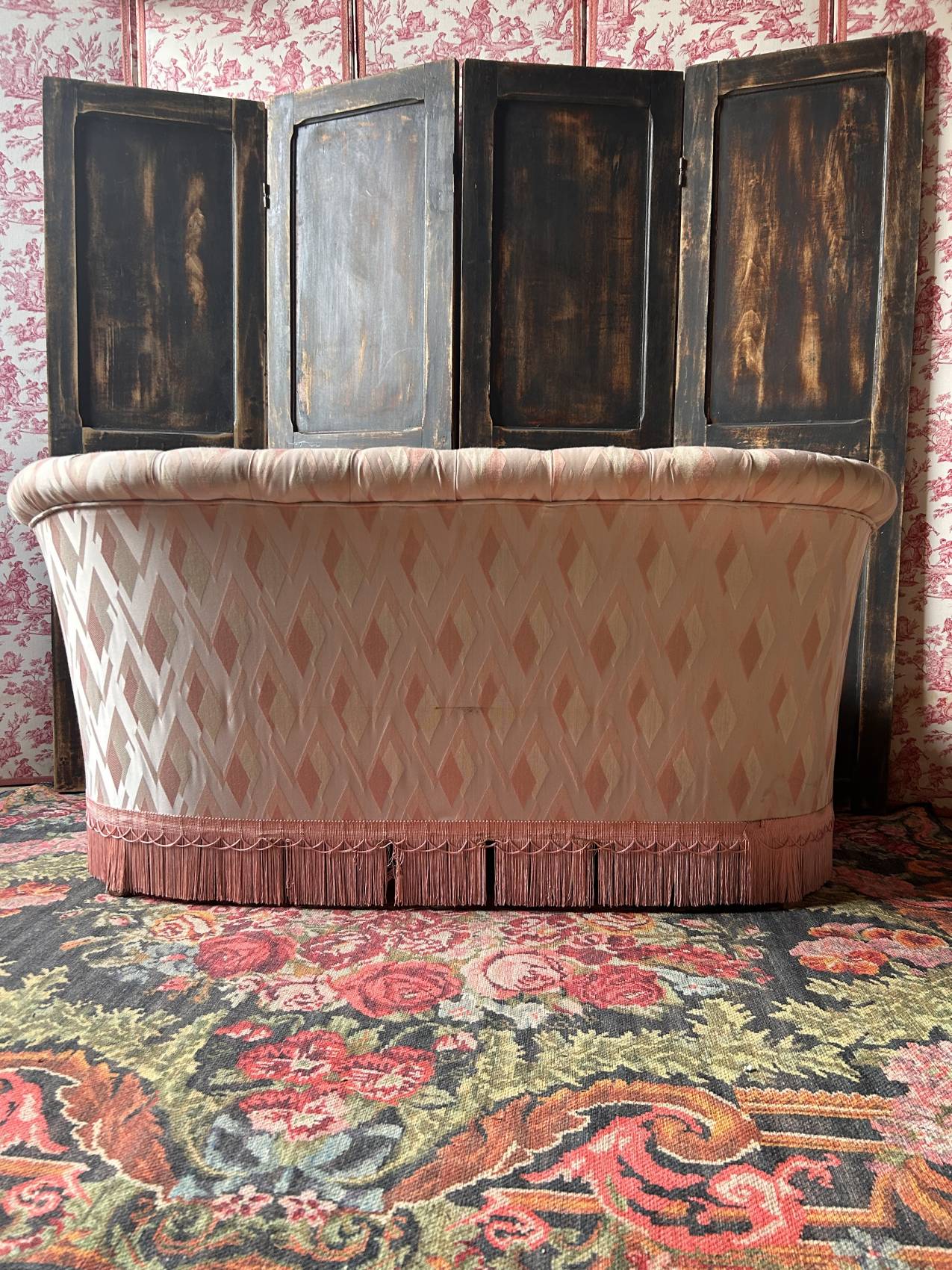 Small vintage 2-seater sofa from the 70s in Hollywood Regency style, satin pink.