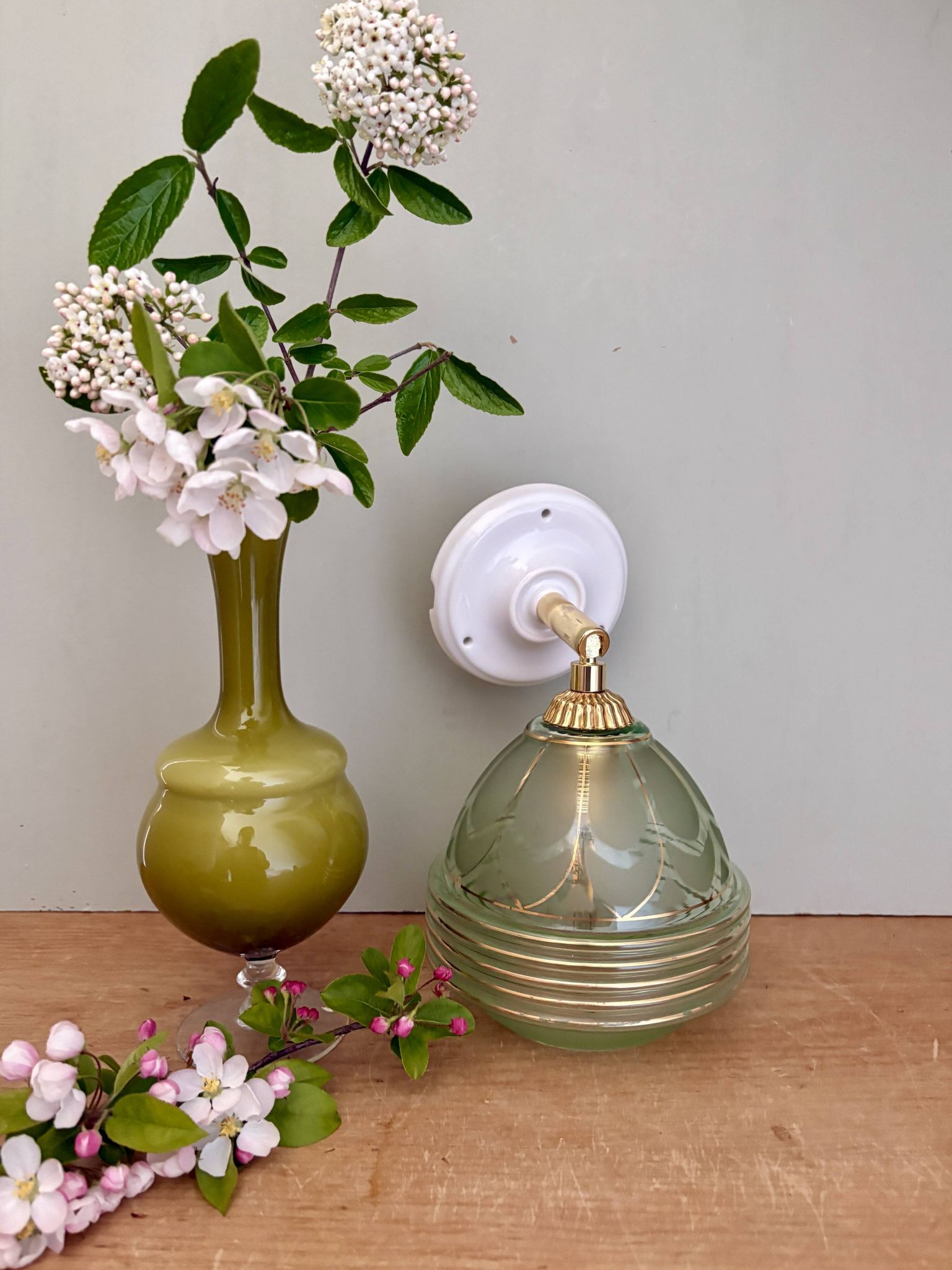Vintage art deco tulip wall lamp in green and gold glass