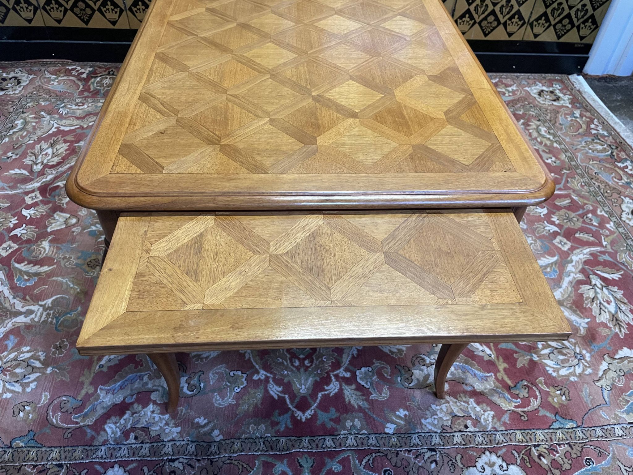 Bureau plat de style Louis XV en acajou blond