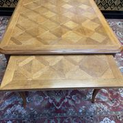 Bureau plat de style Louis XV en acajou blond