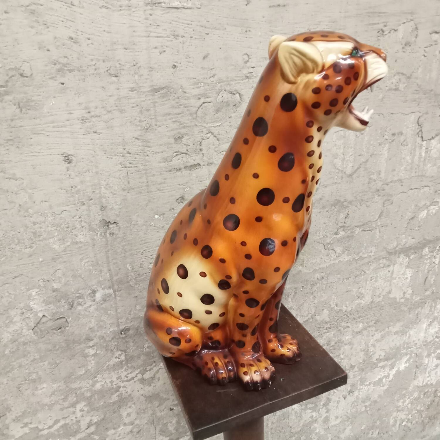 Leopard statuette