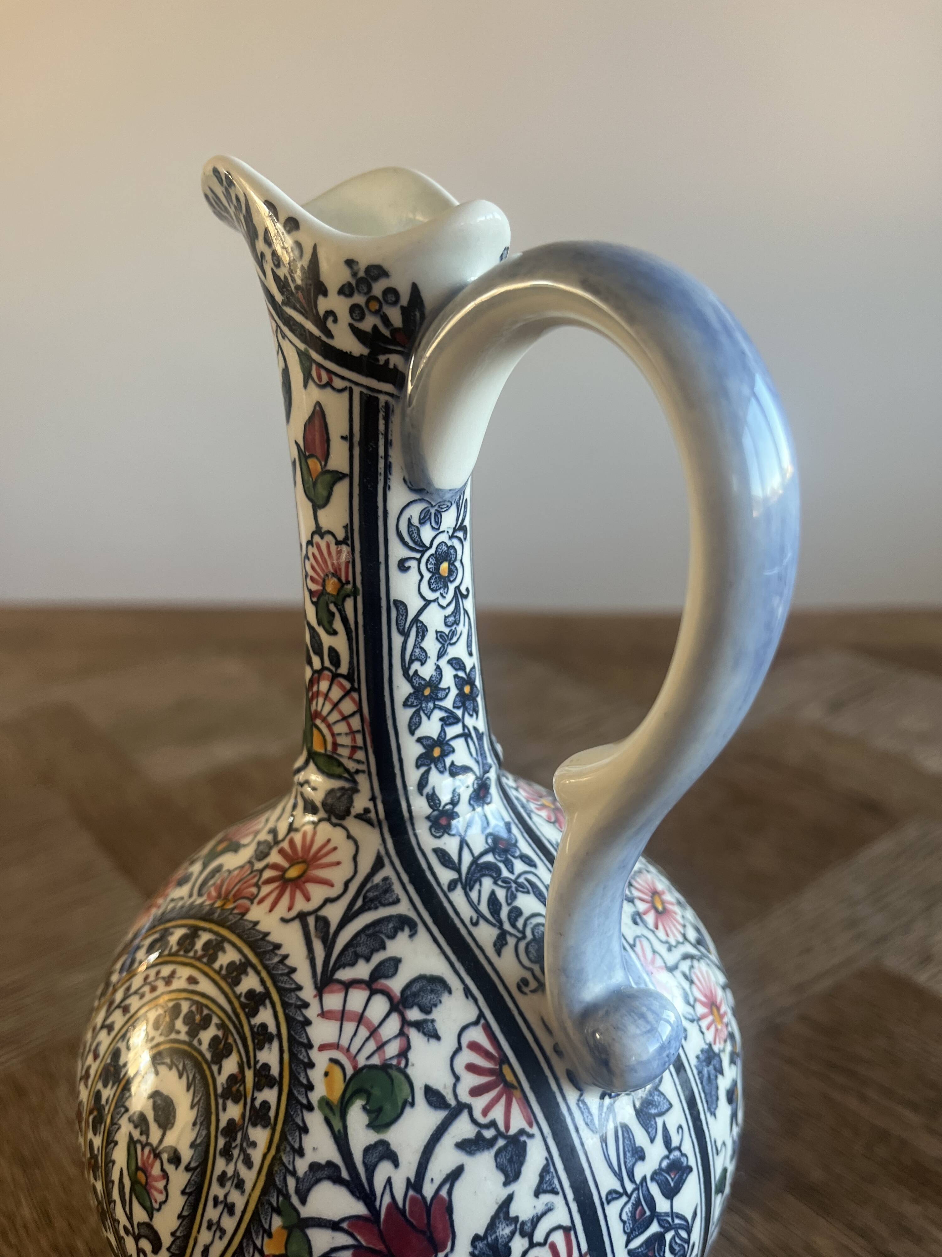 25 cm ewer in Gien earthenware with Kashmir decoration.