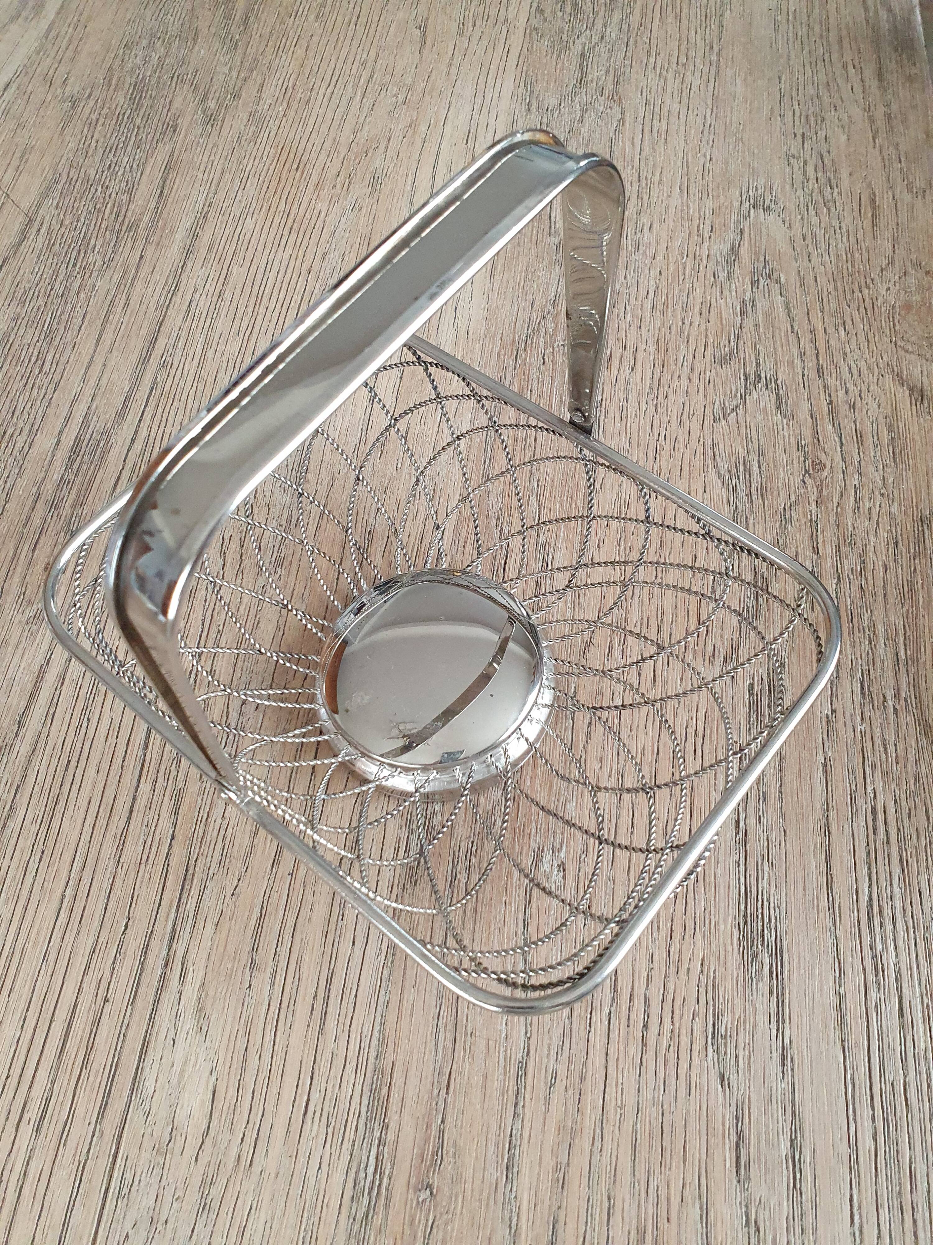 Basket / Basket in chrome-plated braided metal.