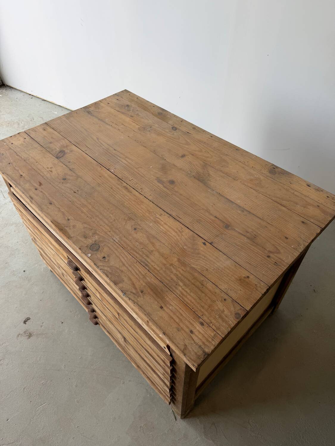 Low workshop cabinet with 8 drawers in solid wood, printing style.