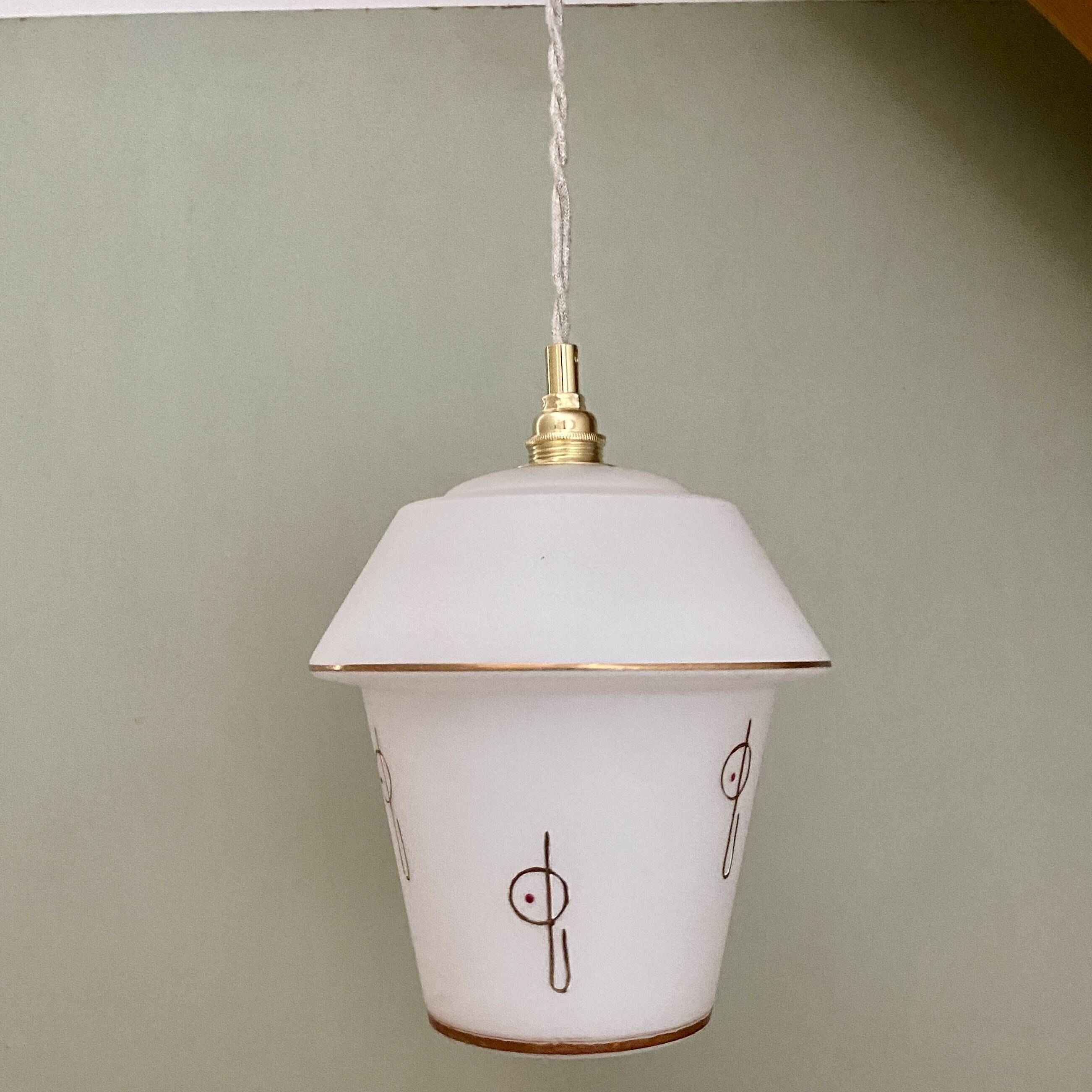 Suspension globe vintage en opaline blanche à décor doré