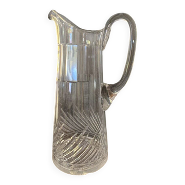 Pichet en cristal transparent mid-century hongrois, silhouette conique, anse sculpturale et décor taillé
