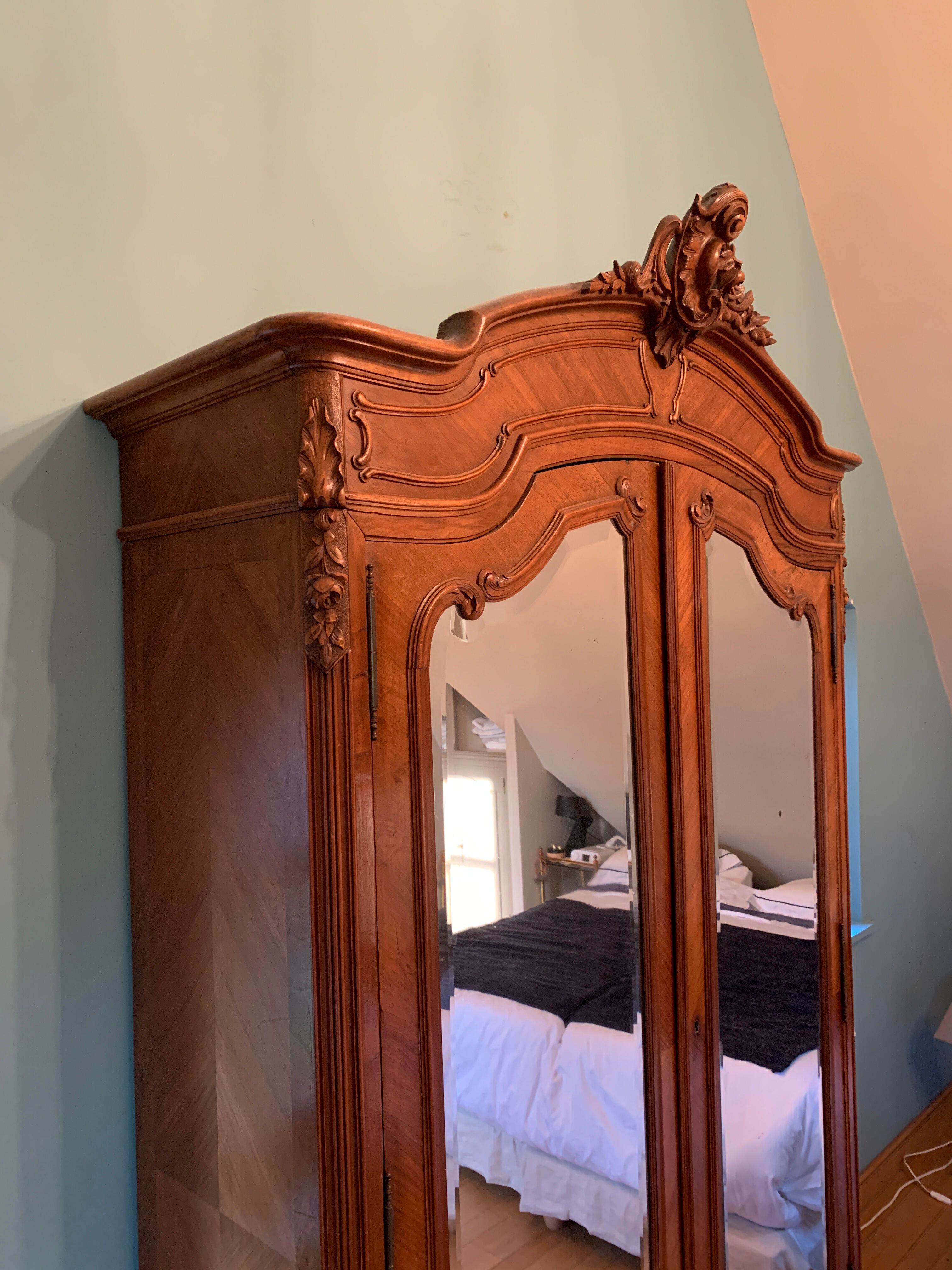 Louis XV Rocaille cabinet in walnut with bevelled mirrors