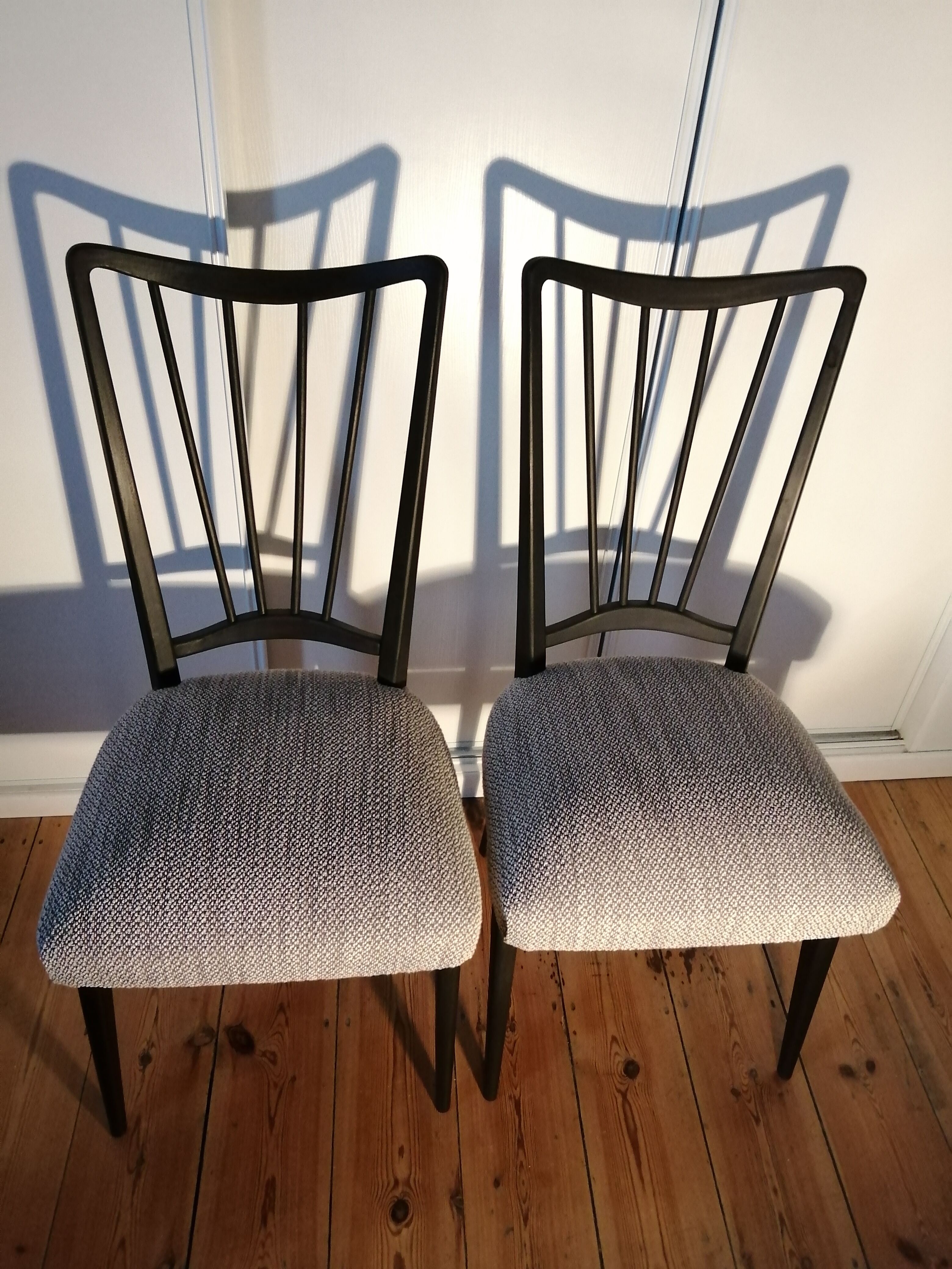 Lot 2 chairs wood fabric