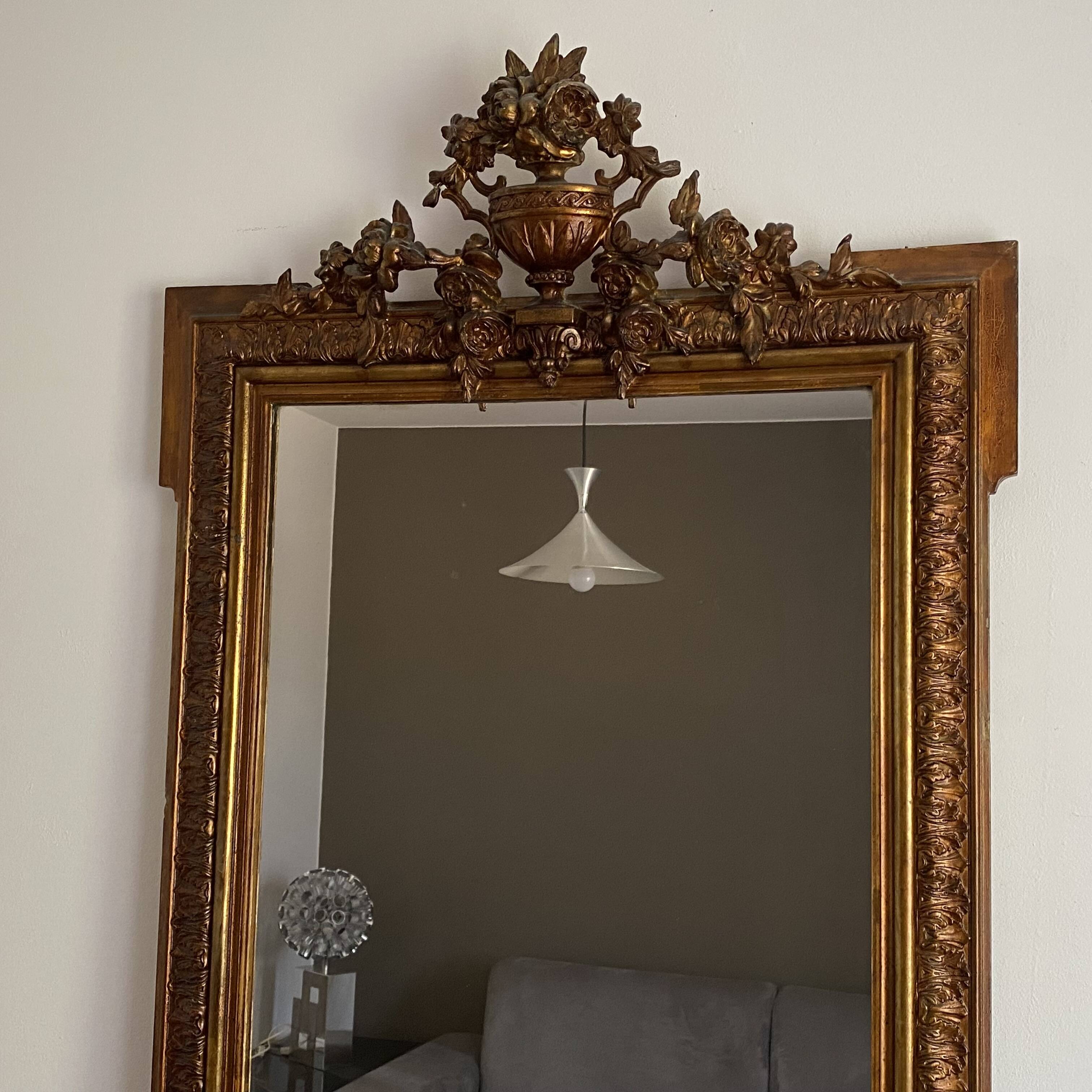 Miroir doré fin 19ème avec  fronton décoré. 150x82.