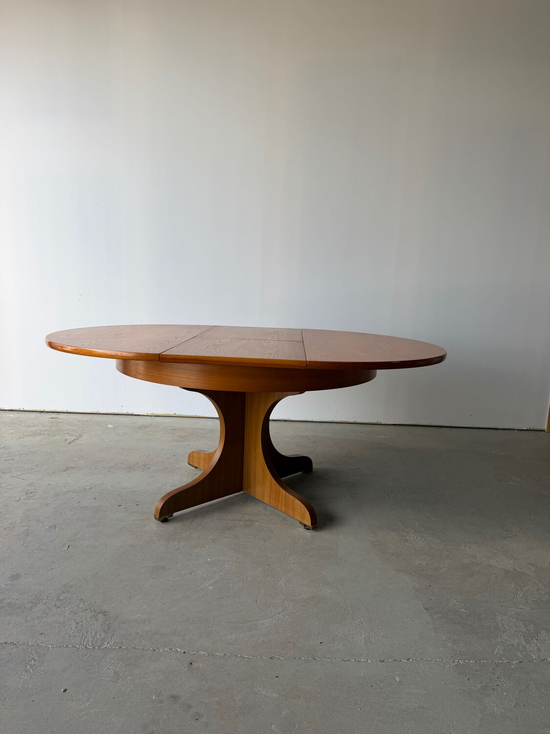 Table à manger extensible ronde à piètement en croix