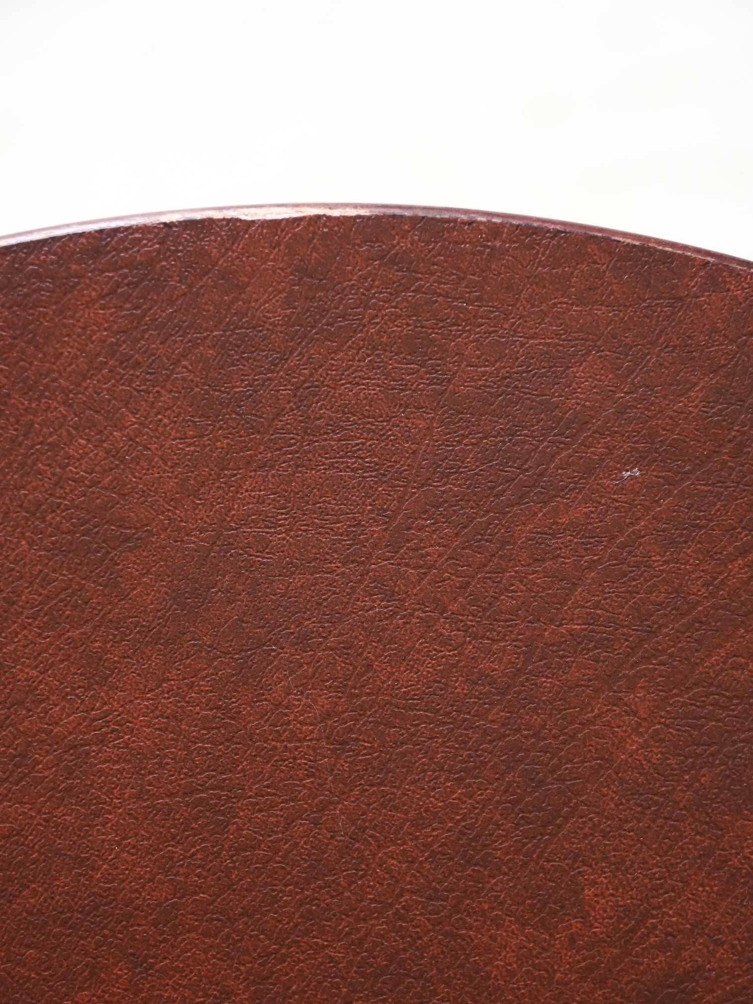 Table basse ronde vintage en cuir et métal