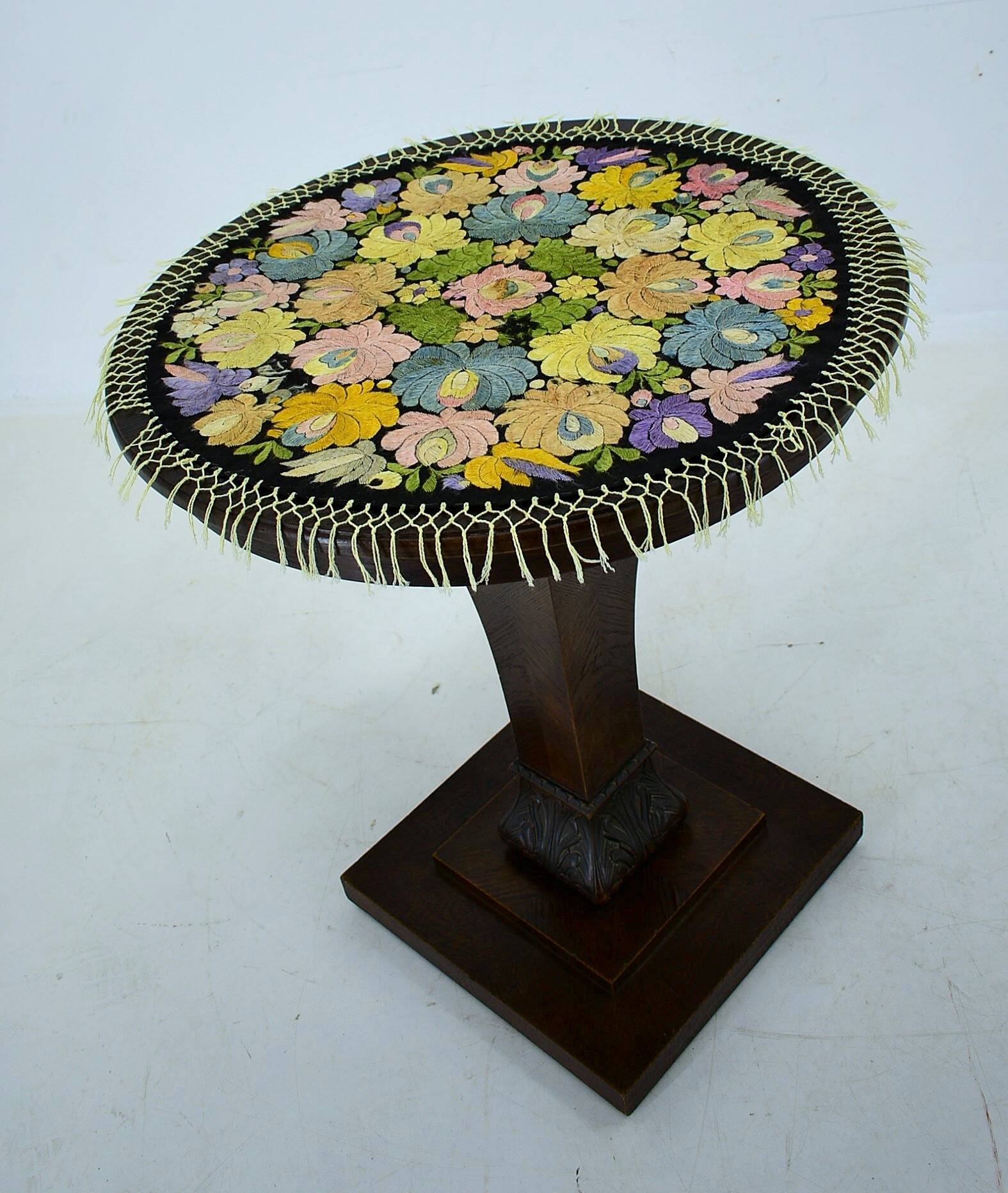 1920s Art Deco Occasional Coffee Table and tablecloth