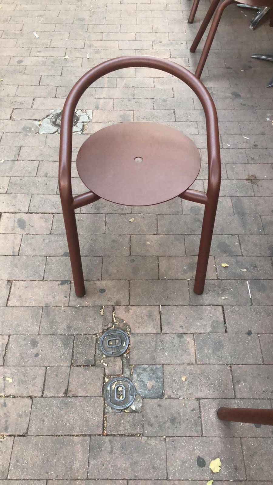 Lot 30 Chaises d'extérieur en acier AXEL CHAY avec certificat modèle unique