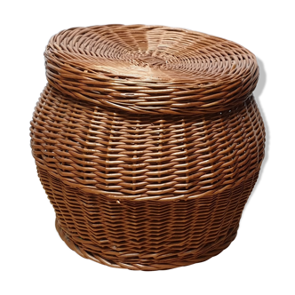 Wicker basket with lid