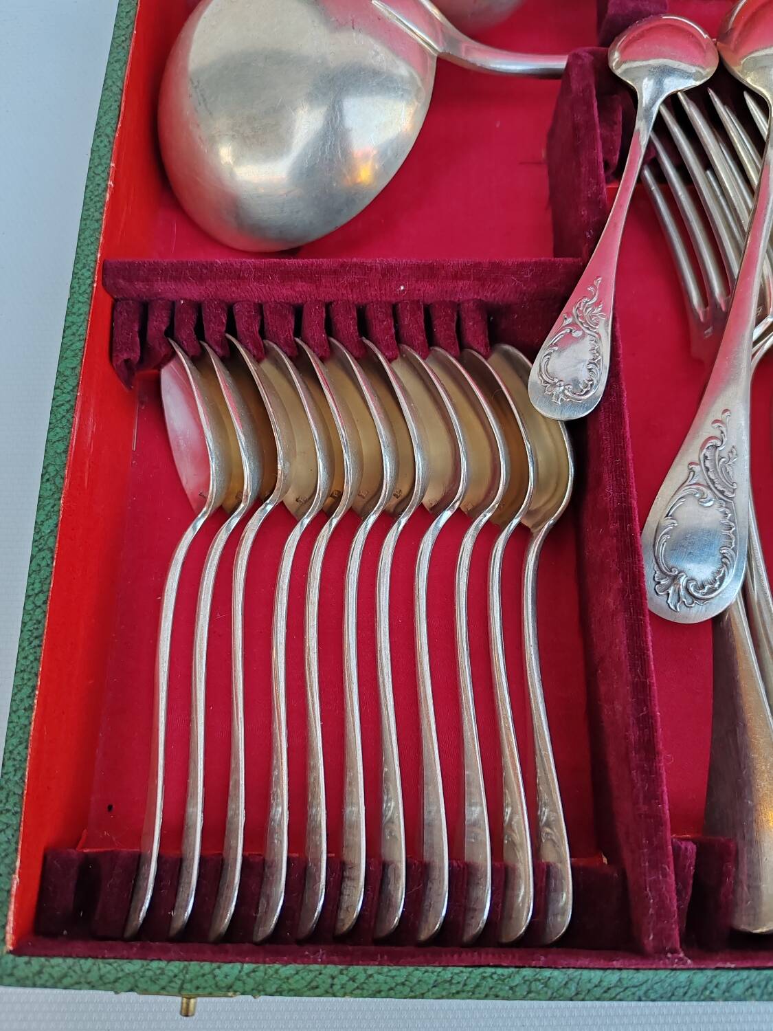 38-piece silver-plated cutlery set by Apollo.