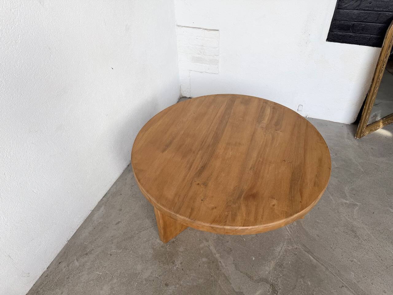 Round modernist coffee table, elm, 1950s.