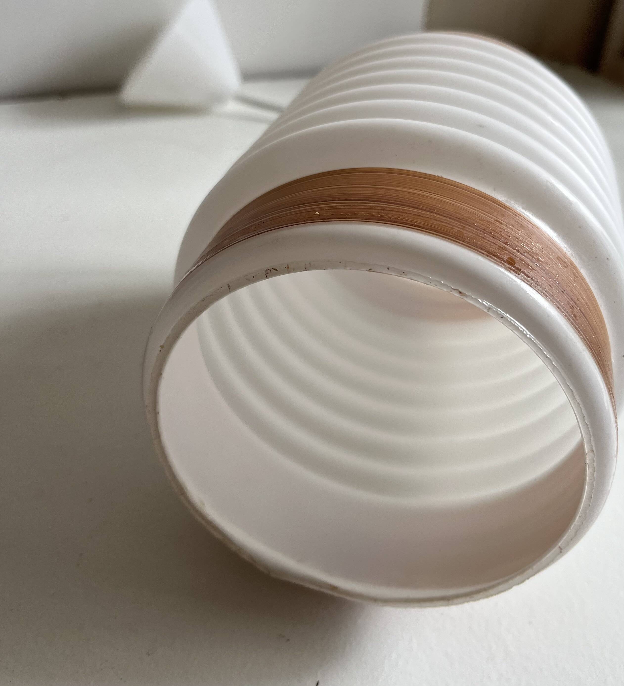 Opaline corrugated tube suspension
