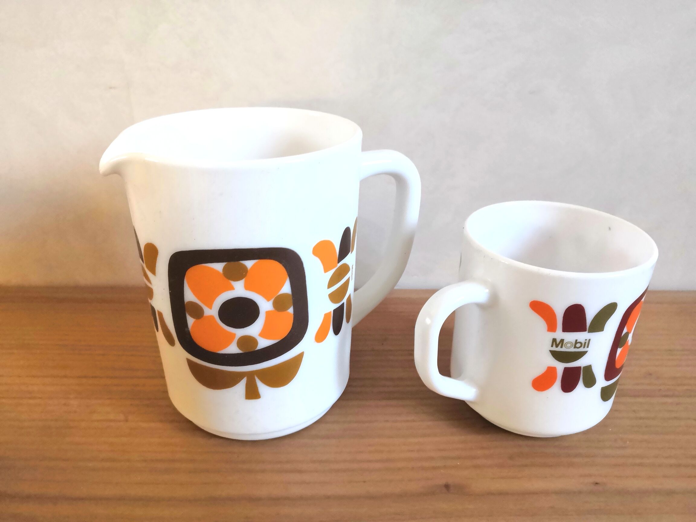 Mobil pitcher and 3 Mobil mugs design 70s
