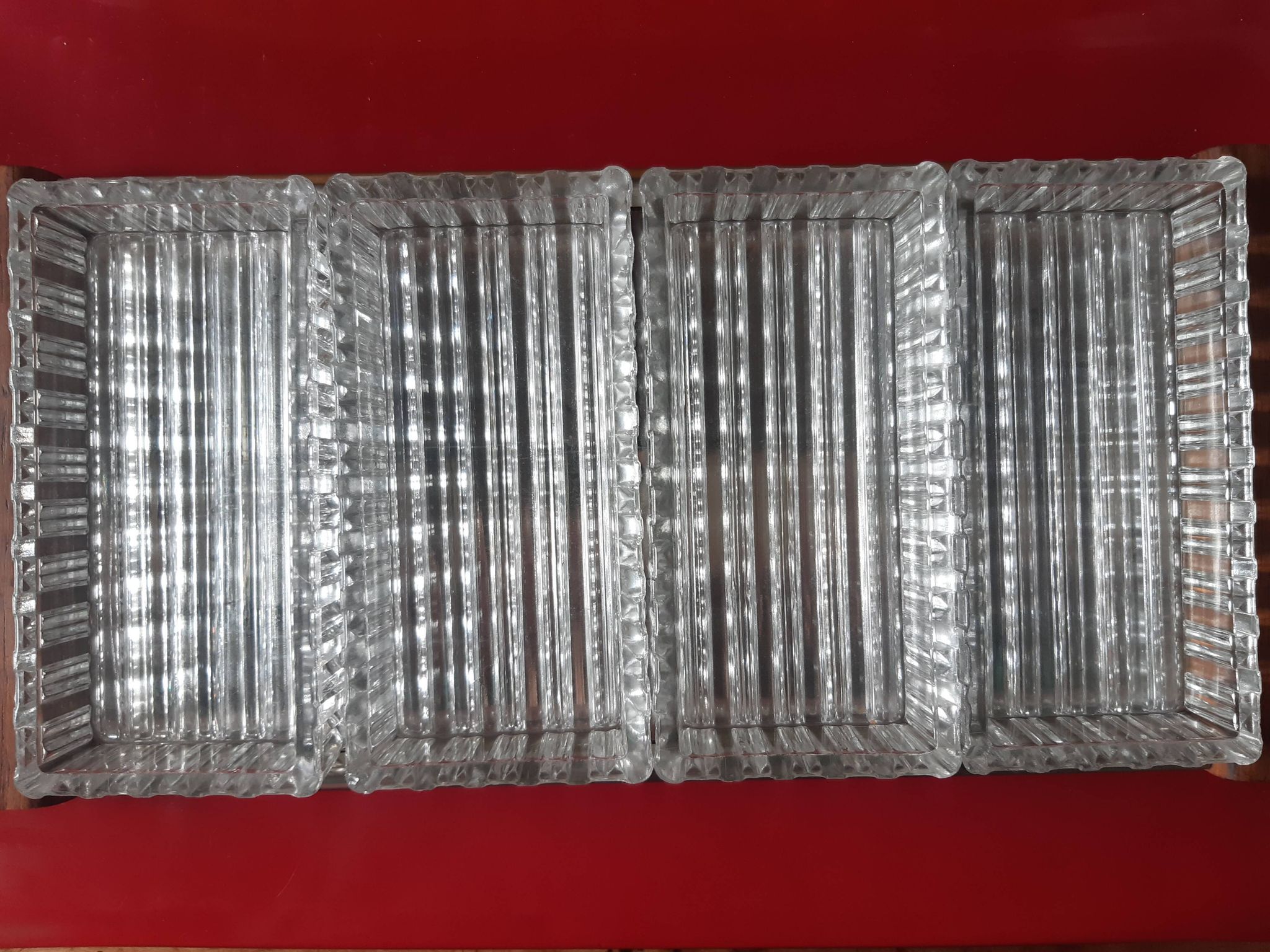 Service platter for aperitifs with four compartments in cut glass.