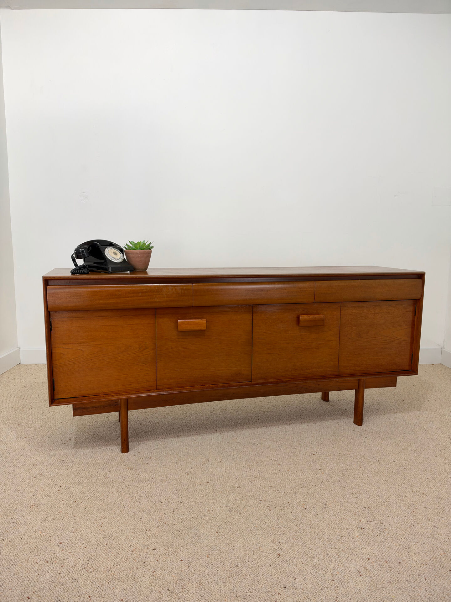 Enfilade en teck White & Newton – modèle Byfolder – années 60