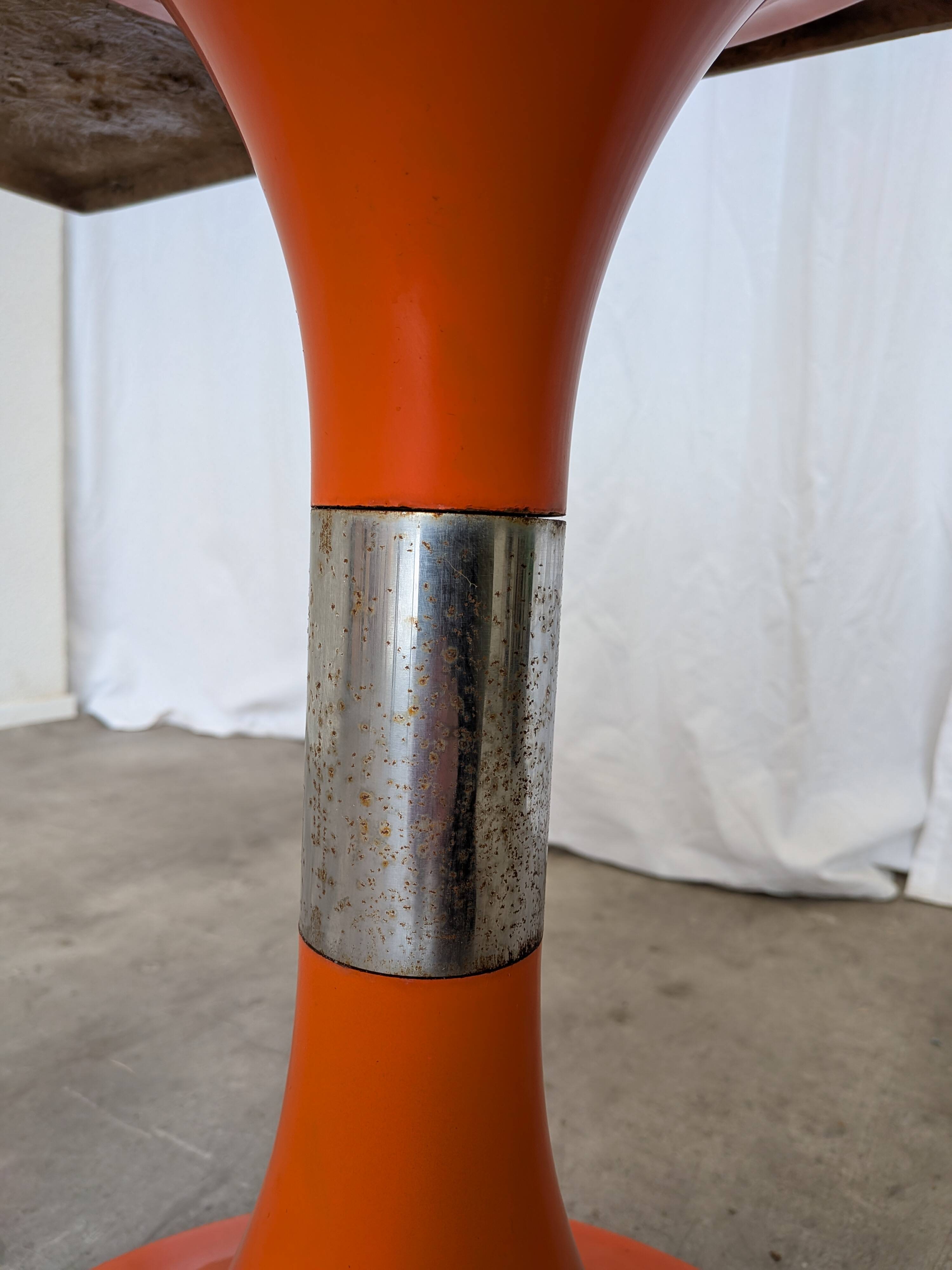 Table vintage orange par Finžgar & Zorman pour Meblo Yougoslavie