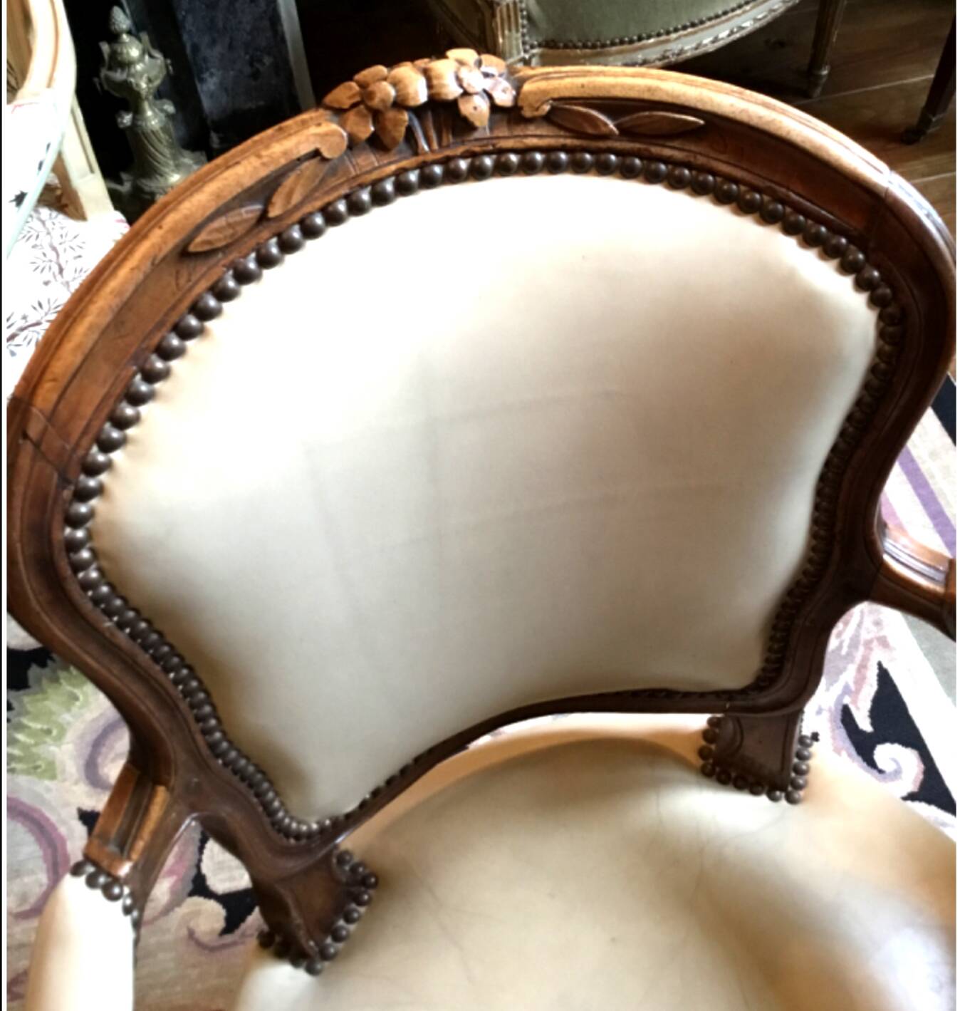 Louis XV period armchair in natural wood with convertible back carved with flowers