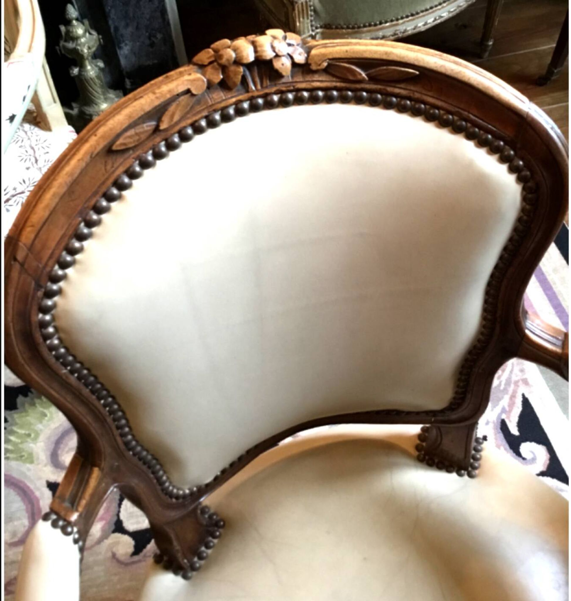 Louis XV period armchair in natural wood with convertible back carved with flowers