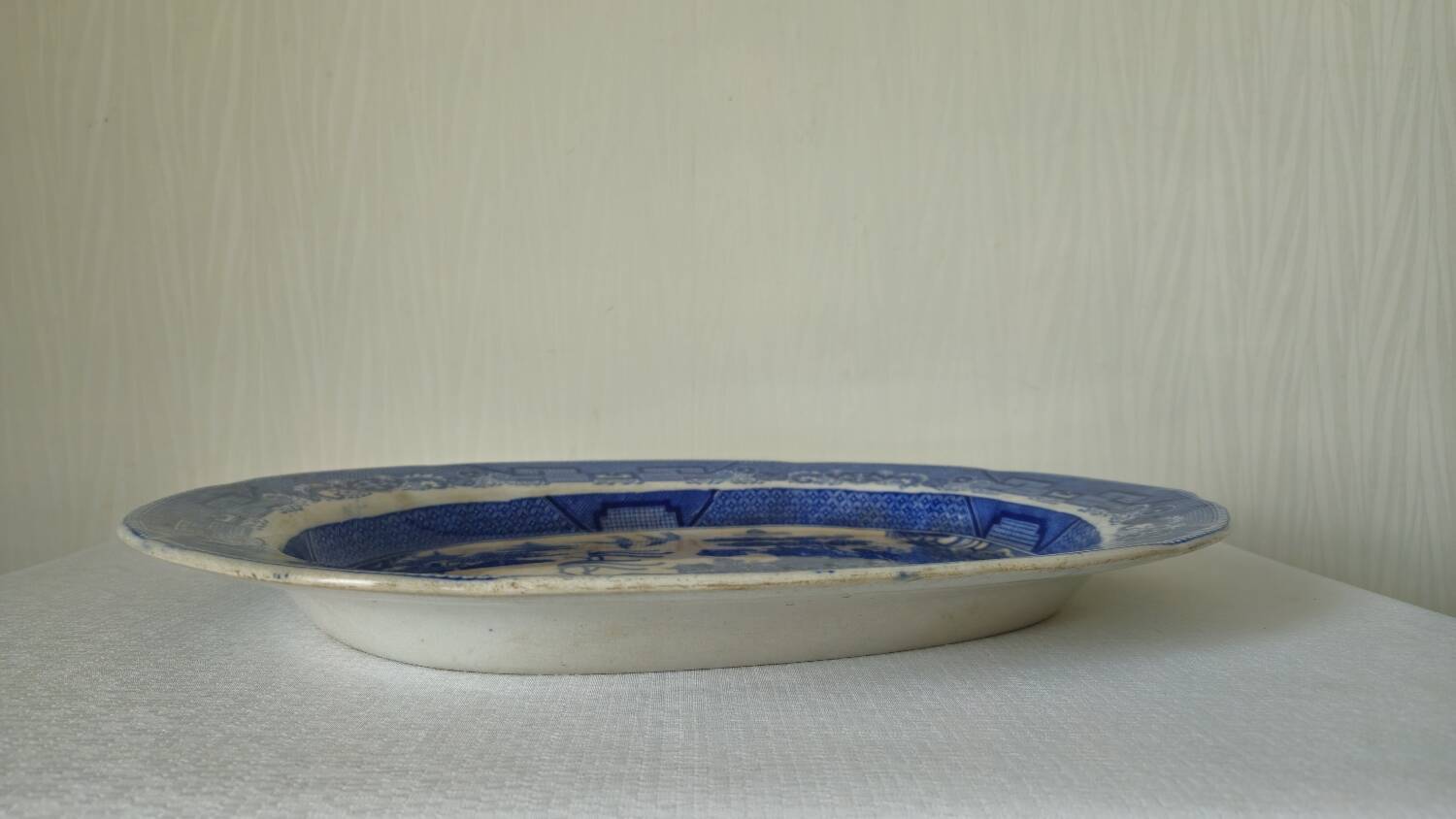 Oval dish, Chinese decoration, French porcelain, 19th century.