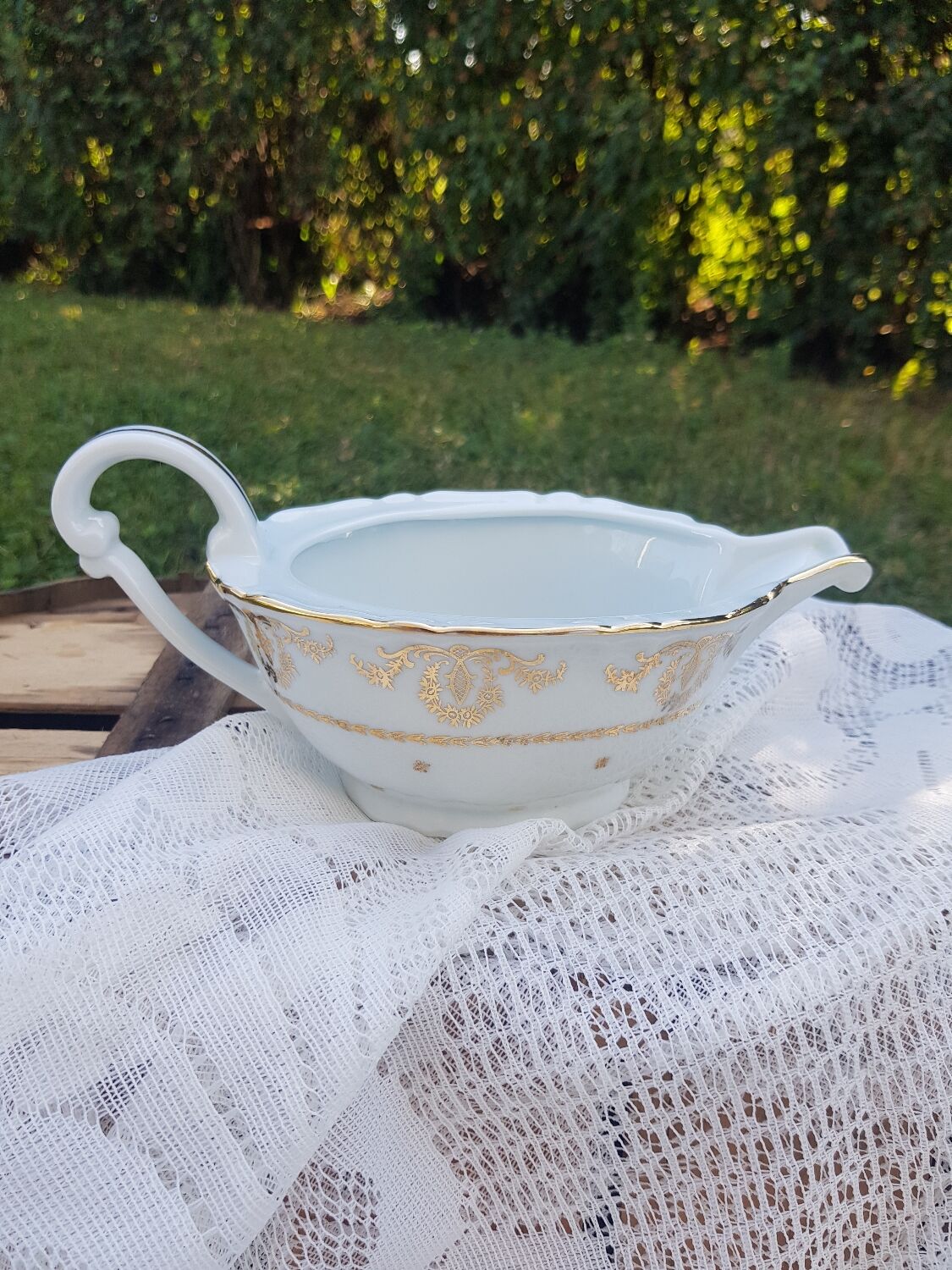 Porcelaine du berry gravy boat