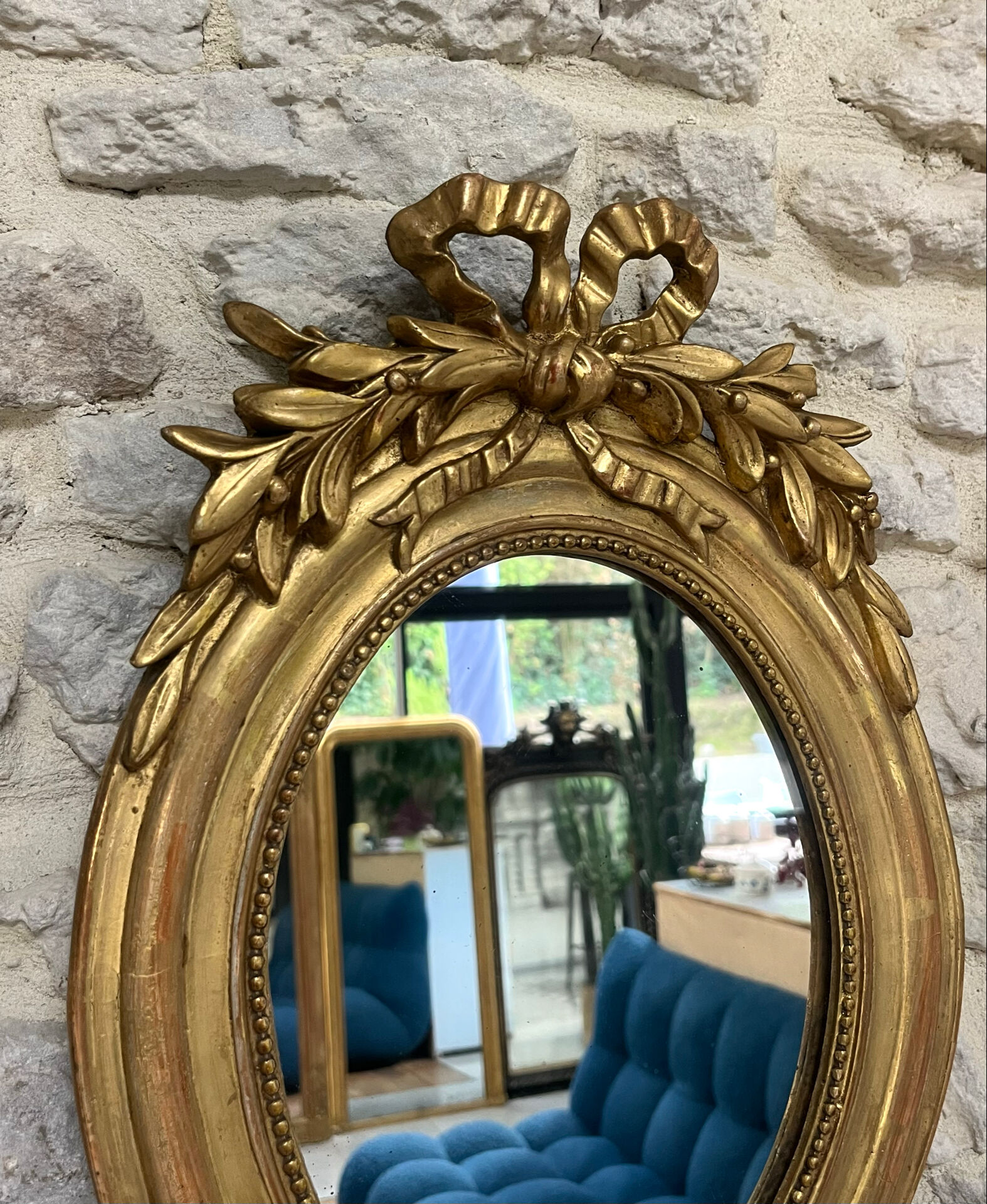 Miroir ovale à frontons Louis XVI et perlé 49,5/31cm feuille d’or 