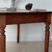 Table / Vintage cherry wood desk with turned legs – Natural patina