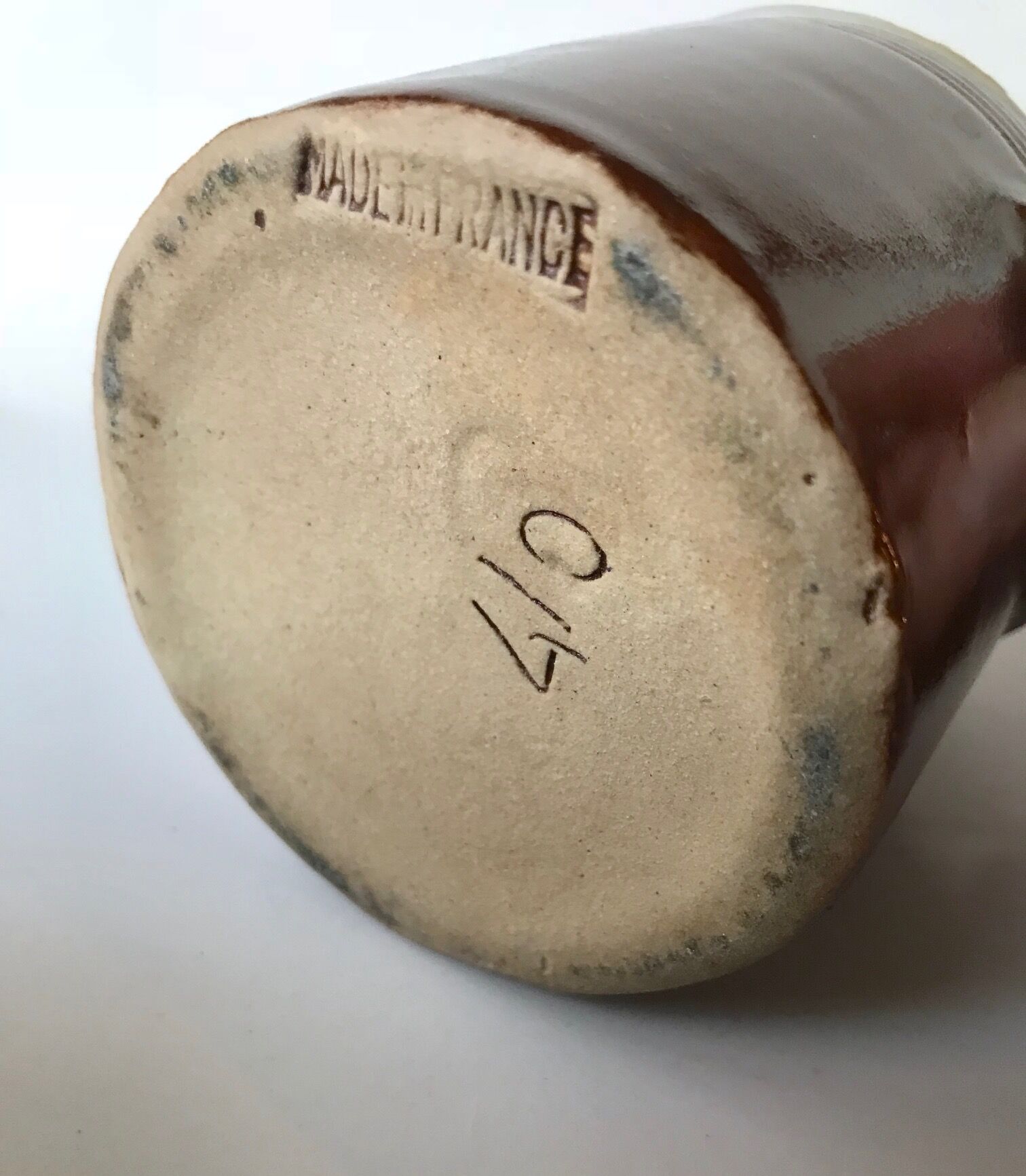 Small sandstone pot with lid