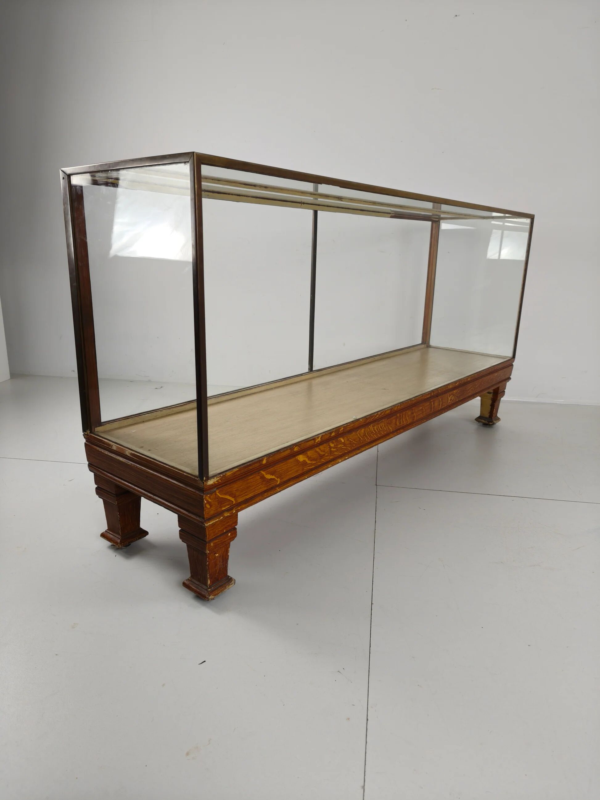 Comptoir de magasin ancien en laiton anglais – modèle étroit avec mesures en yards