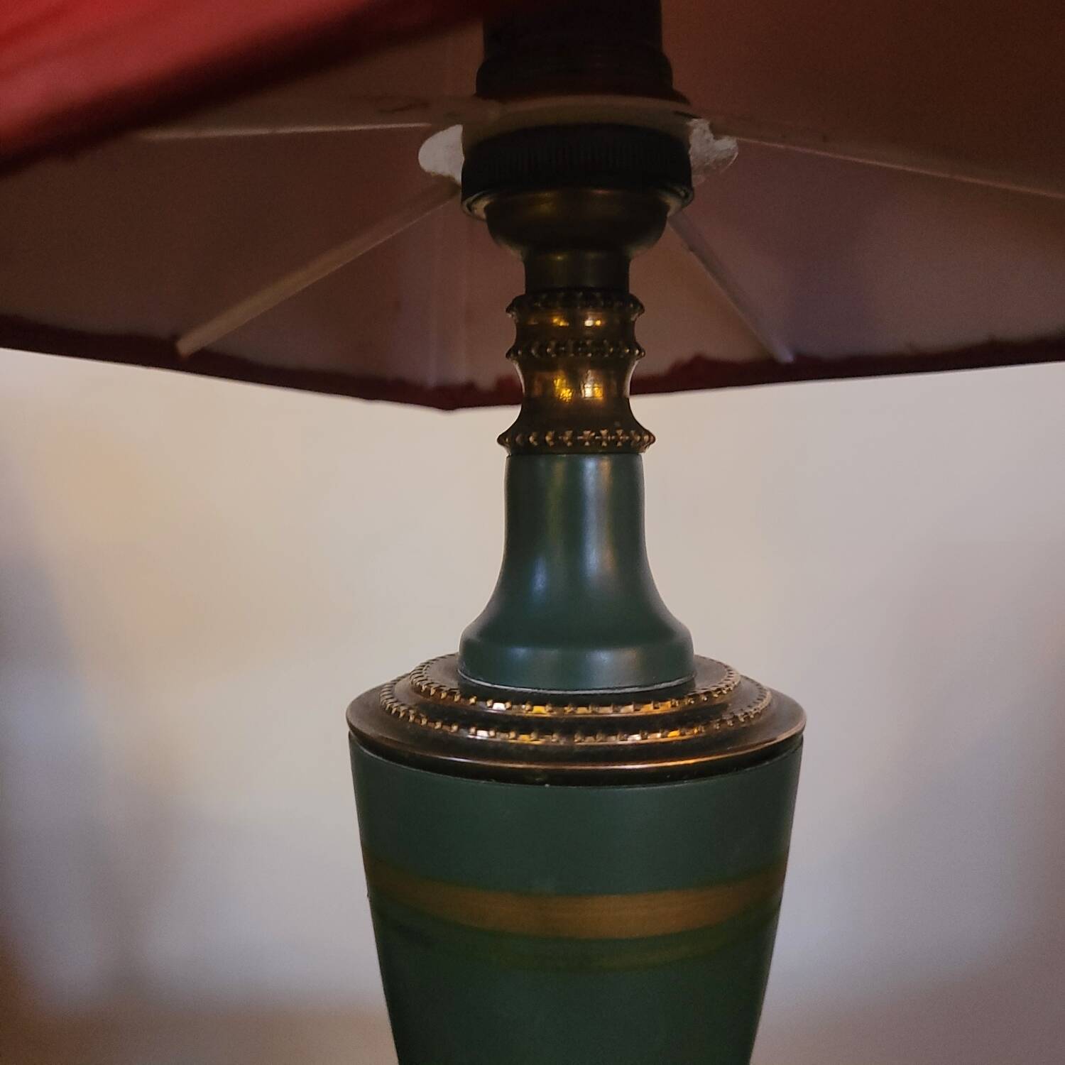 Vintage 1960s lamp – black veined marble and decorated metal