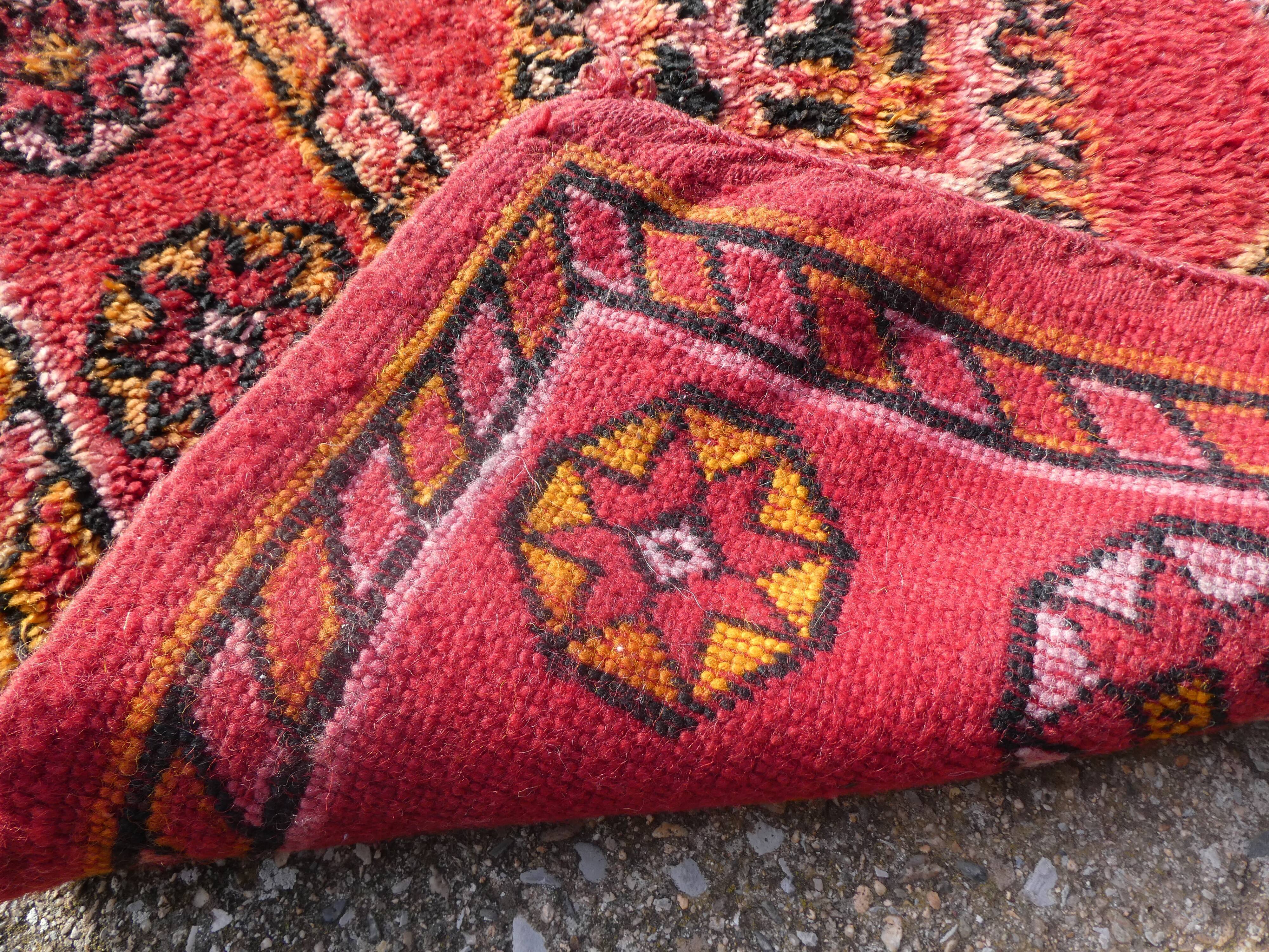 Tapis berbère marocain vintage Boujaad de Khenifra 250x120 cm