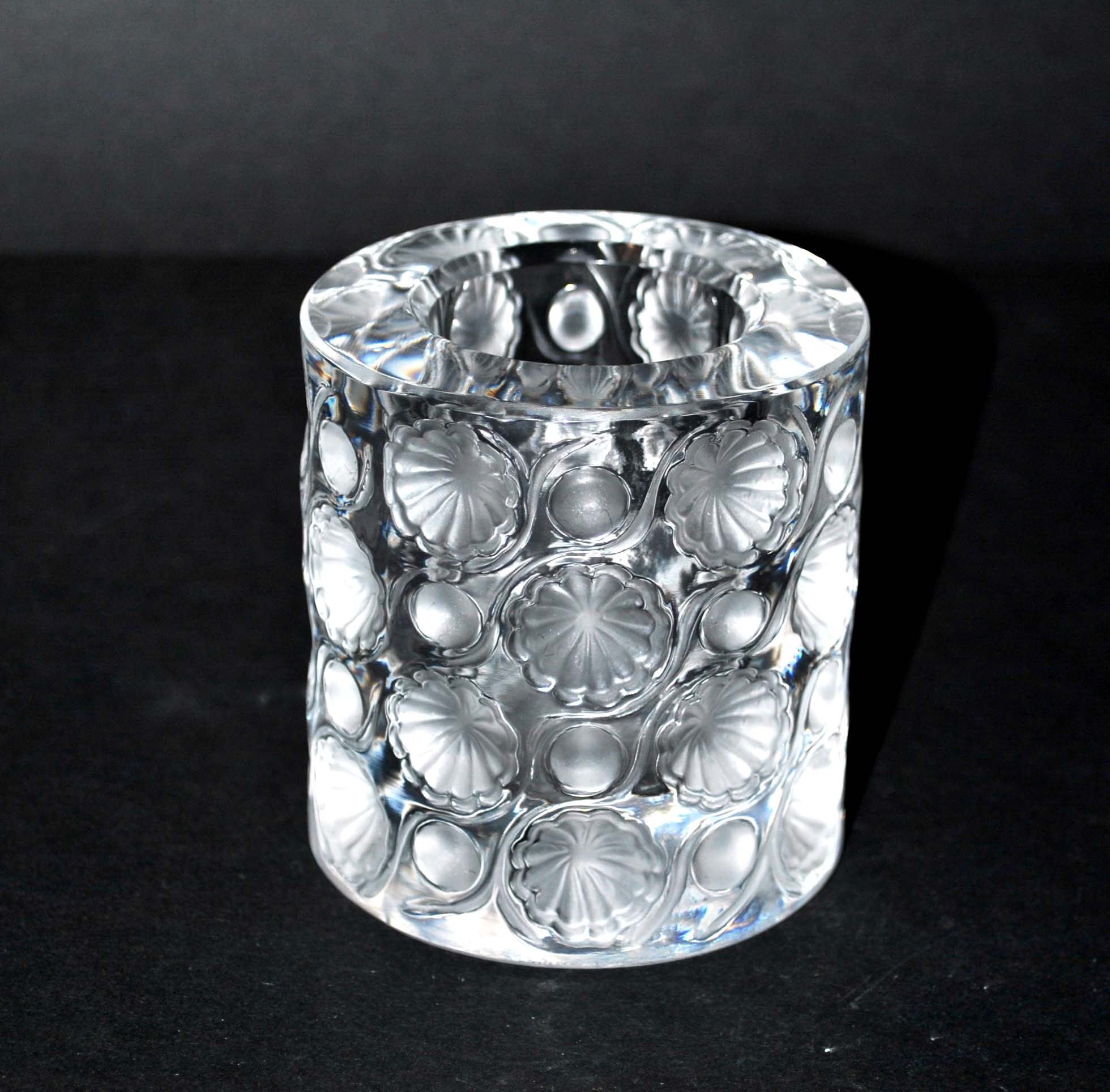 Photophore lalique modèle tokyo orné de fleurs et perles dépoli signé lalique france