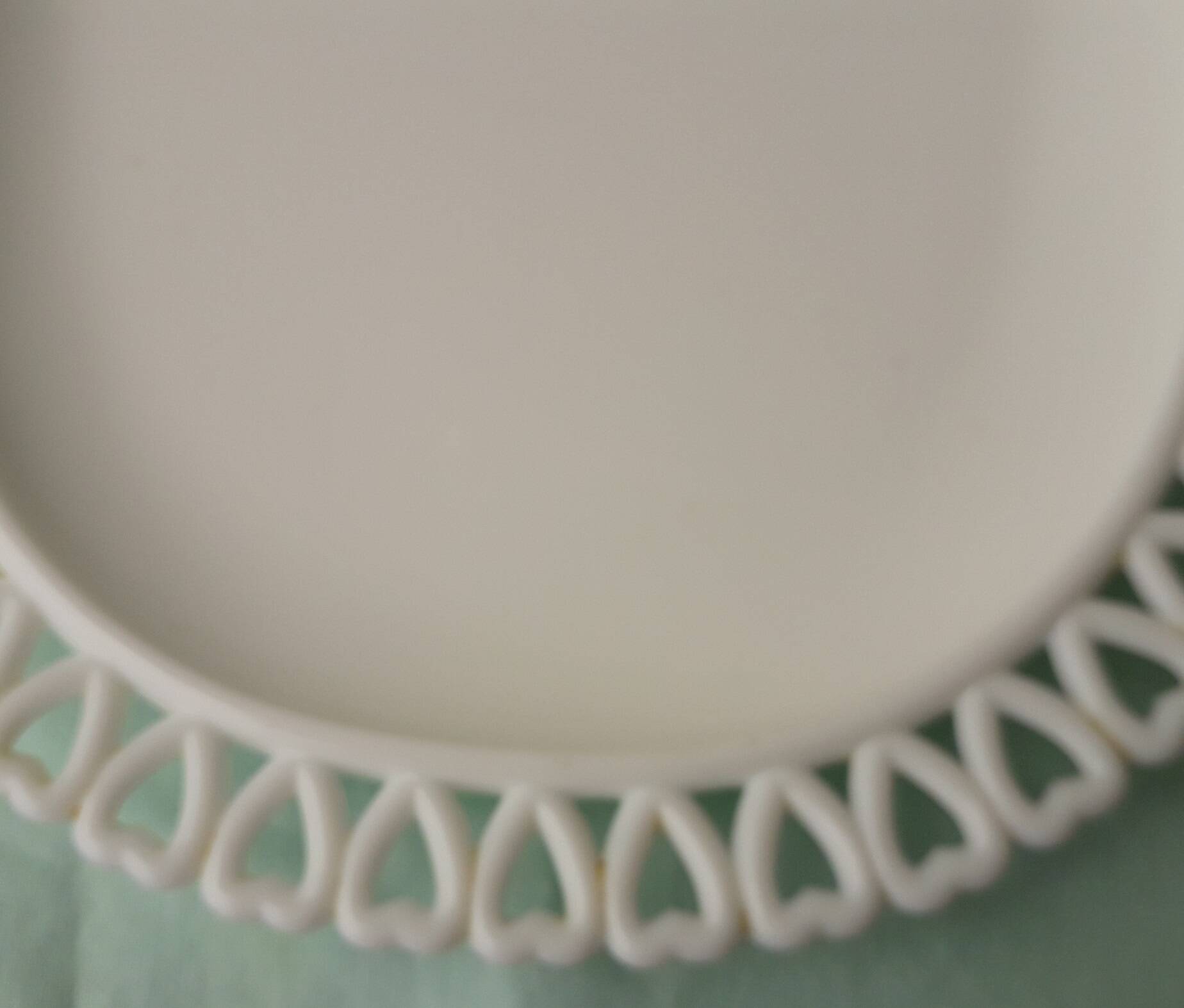 Opaline glass plate with hearts